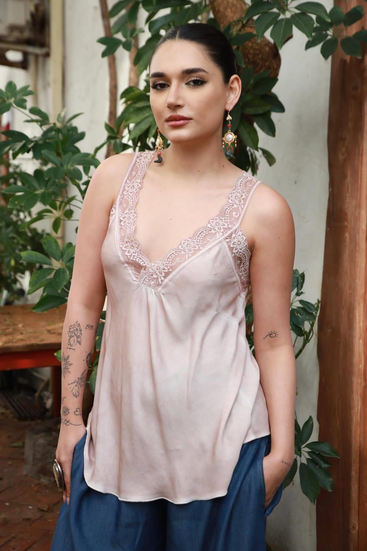 Gül Kurusu İnce Dantel İşlemeli Atlet