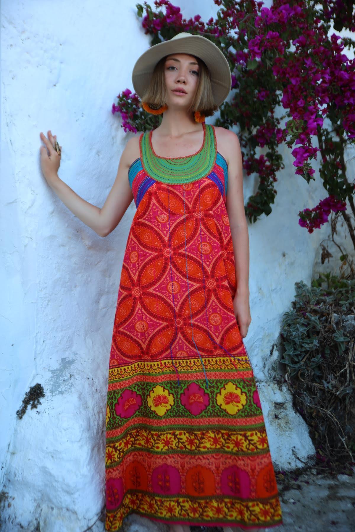 Kırmızı Dikiş Detaylı Otantik Desenli Askılı Elbise - Şaman Butik Kırmızı Dikiş Detaylı Otantik Desenli Askılı Elbise