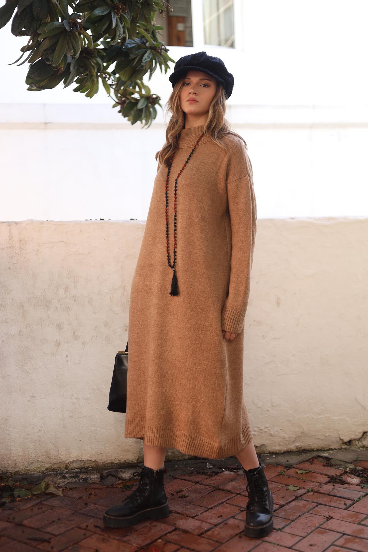 Camel Rengi Yarım Balıkçı Yaka Triko Elbise