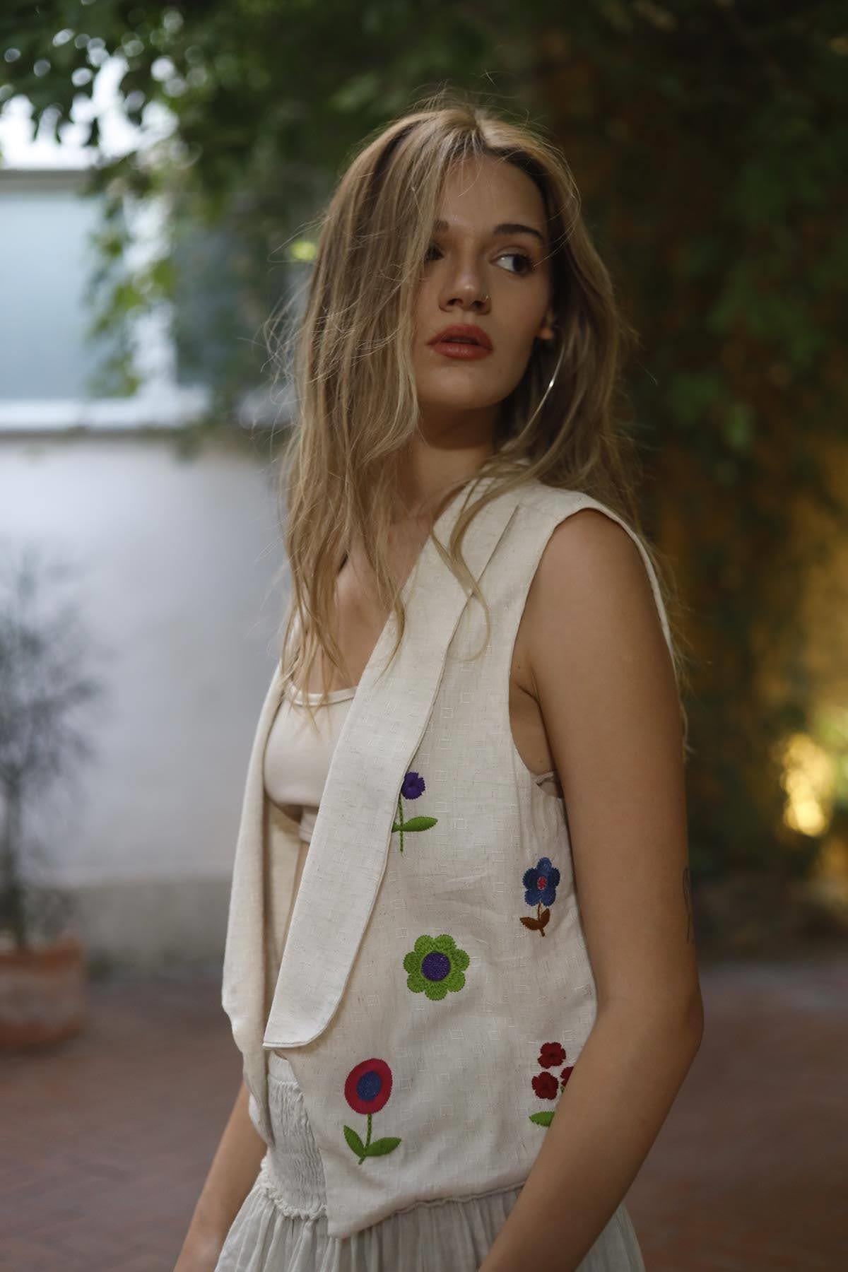 Krem Rengi Kendinden Kareli Nakışlı Yelek