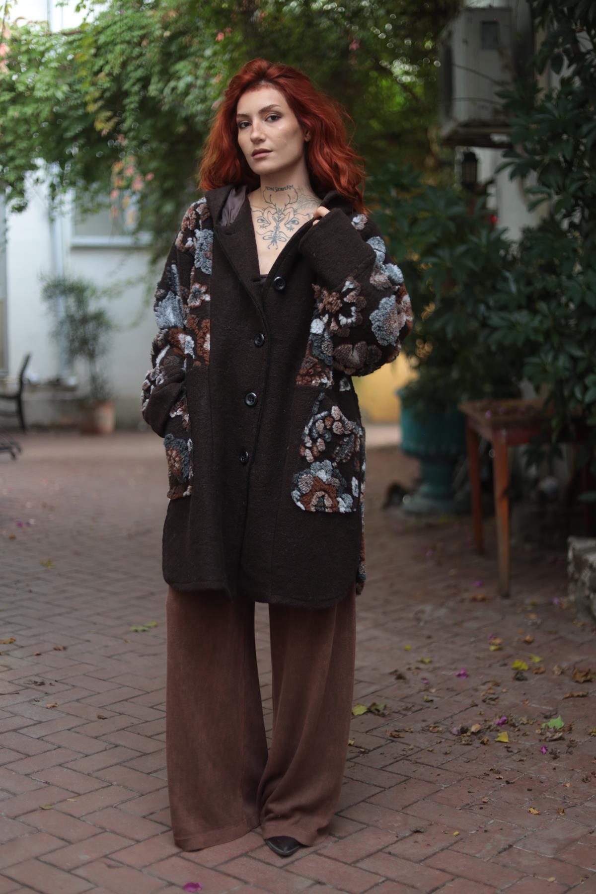 Kahverengi Çiçek Desenli Kapüşonlu Yün Kaban