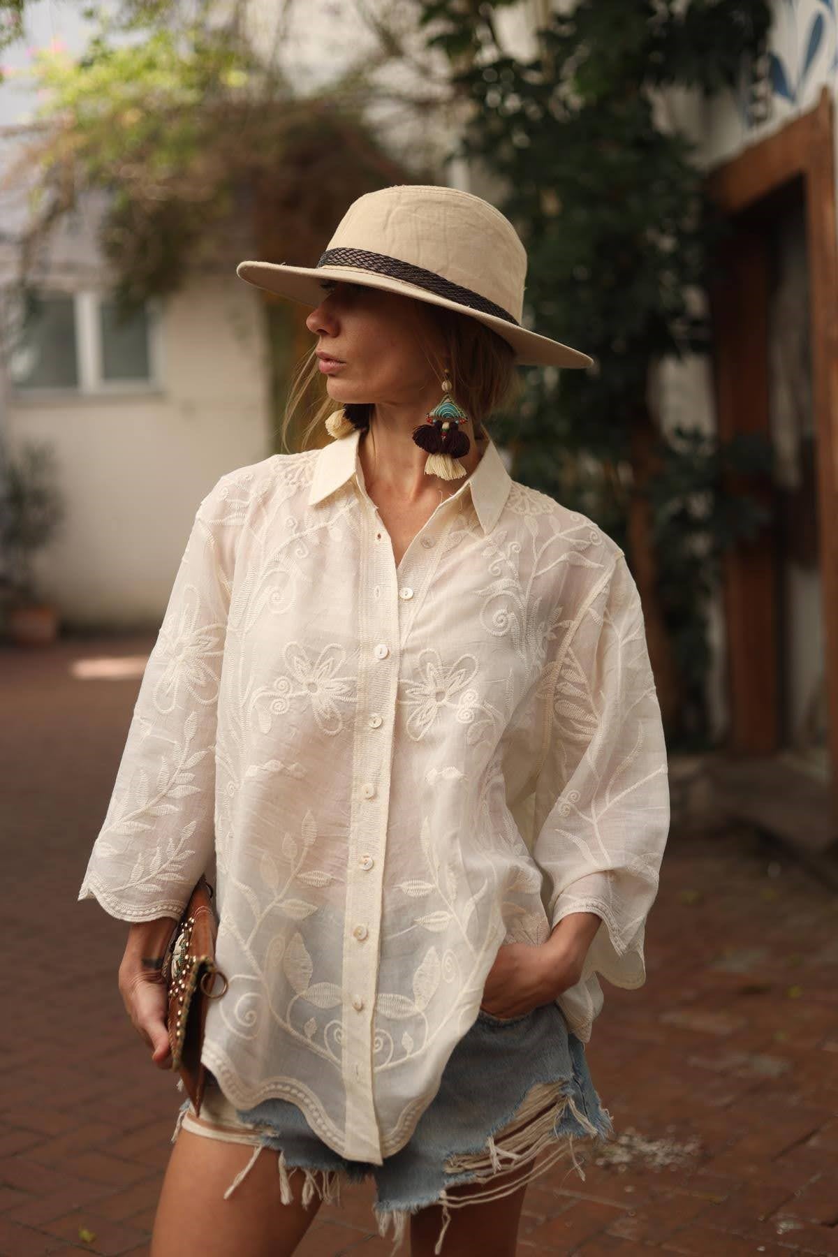 Krem Rengi Eteği Fırfırlı Nakışlı Gömlek