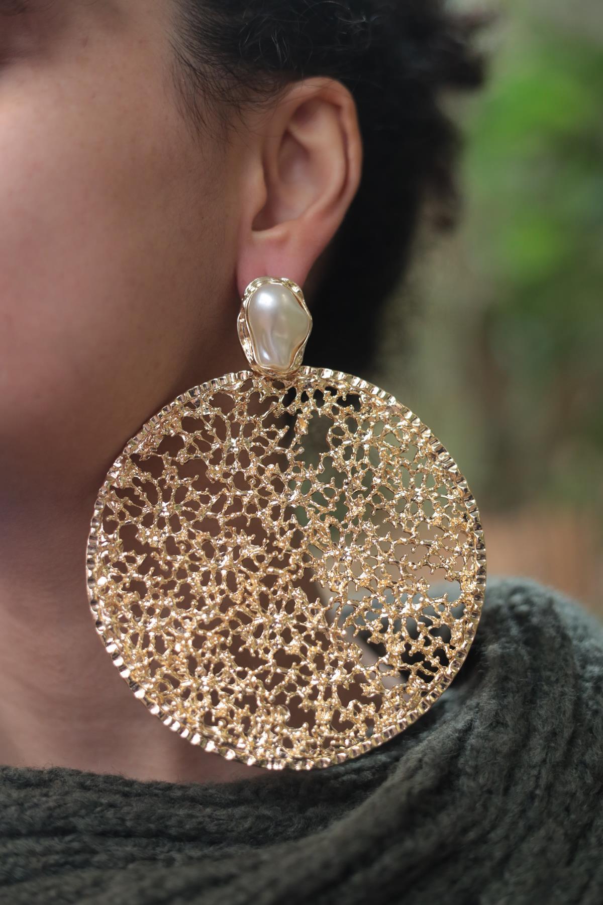 Altın Kaplama İncili Yuvarlak Desenli Küpe