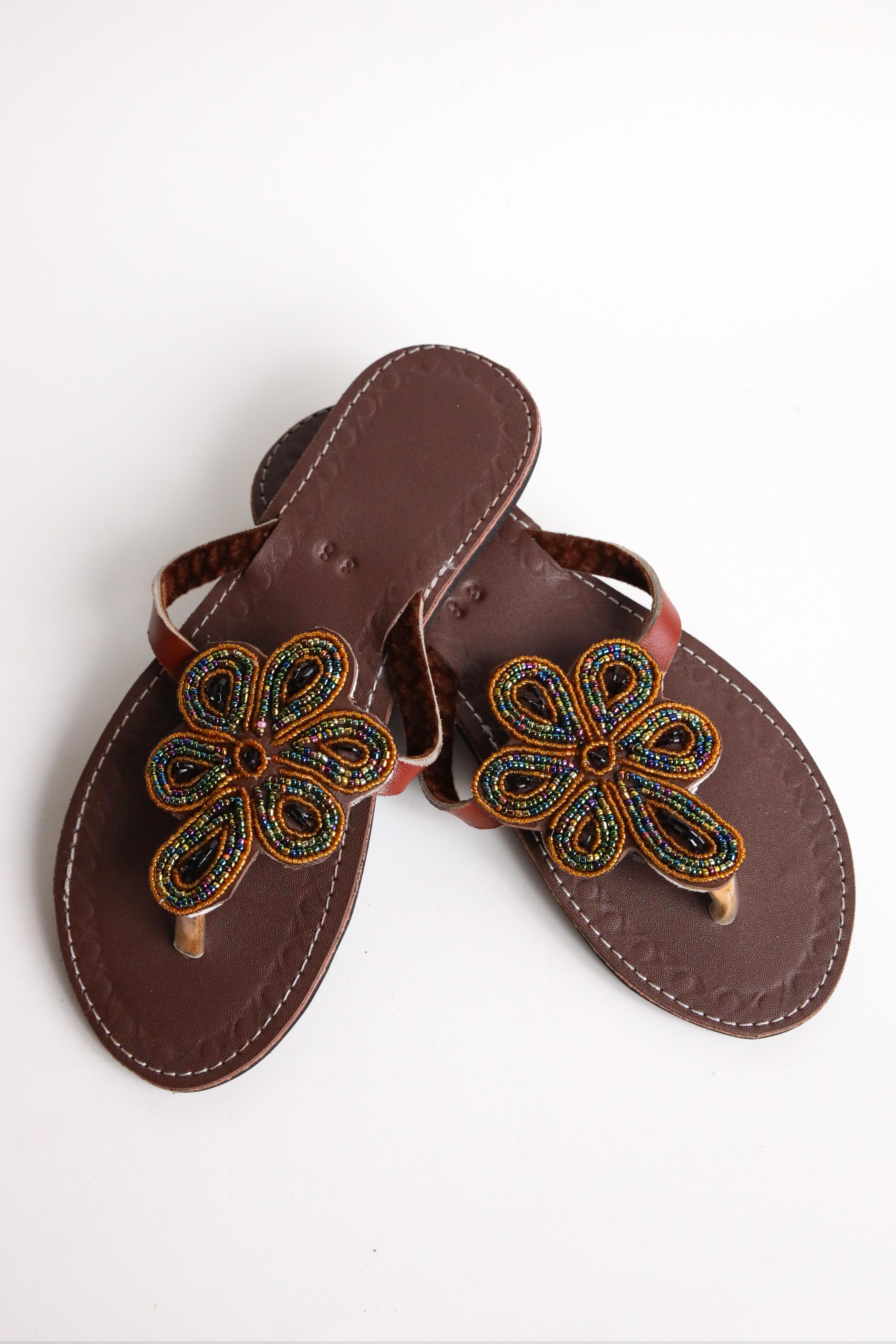 Kahverengi Boncuk İşlemeli Parmak Arası Terlik - Şaman Butik Kahverengi Boncuk İşlemeli Parmak Arası Terlik