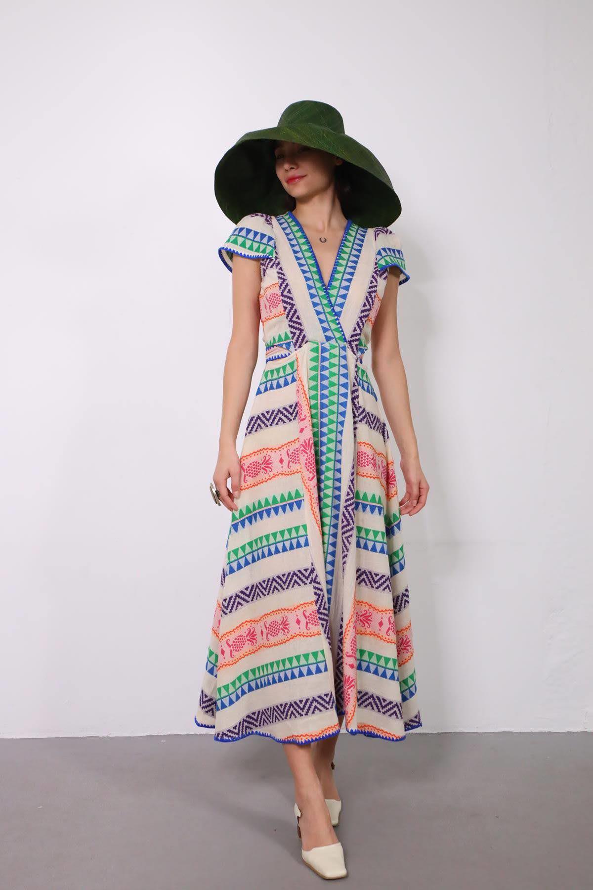 Bej Kruvaze Yaka Beli Kuşaklı Otantik Desenli Elbise - Şaman Butik Bej Kruvaze Yaka Beli Kuşaklı Otantik Desenli Elbise