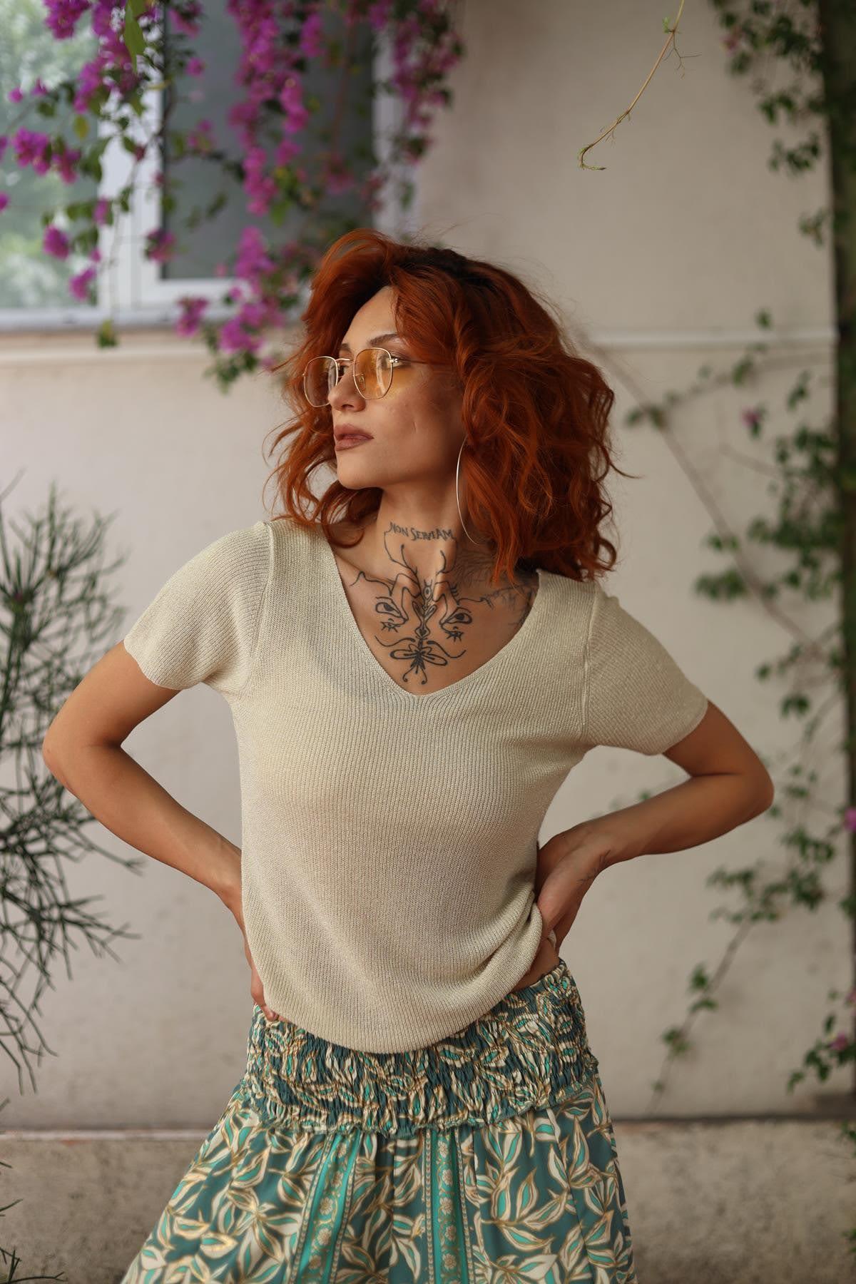 Krem Rengi Önü Arkası V Kısa Kollu Simli Bluz