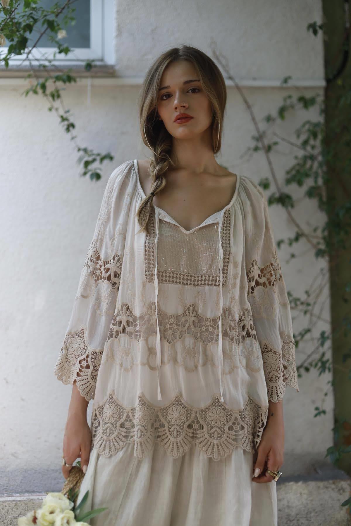 Krem Rengi Dantelli Payet Detaylı İpek Bluz