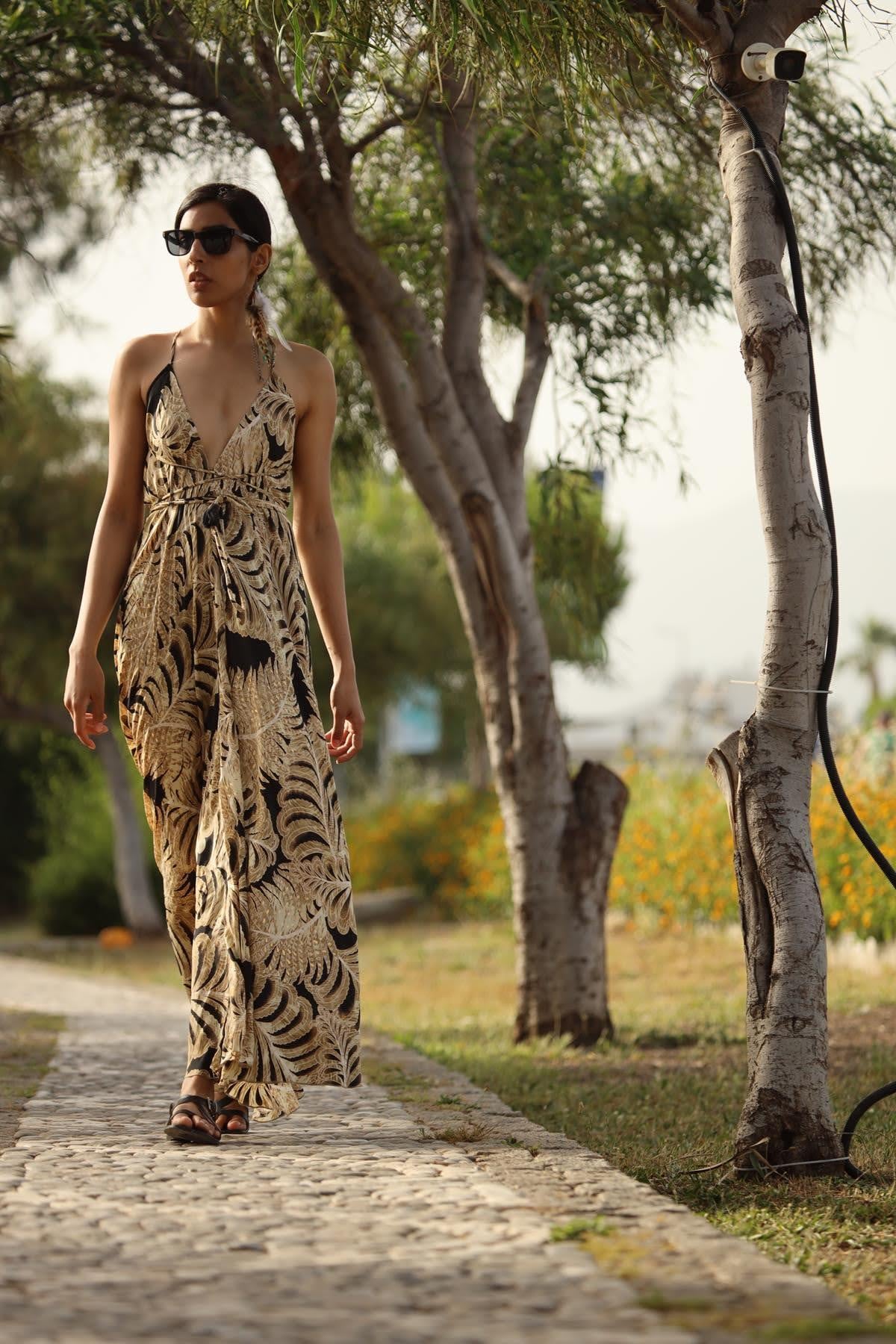 Bej Önü Arkası V Sırtı Bağcıklı Elbise