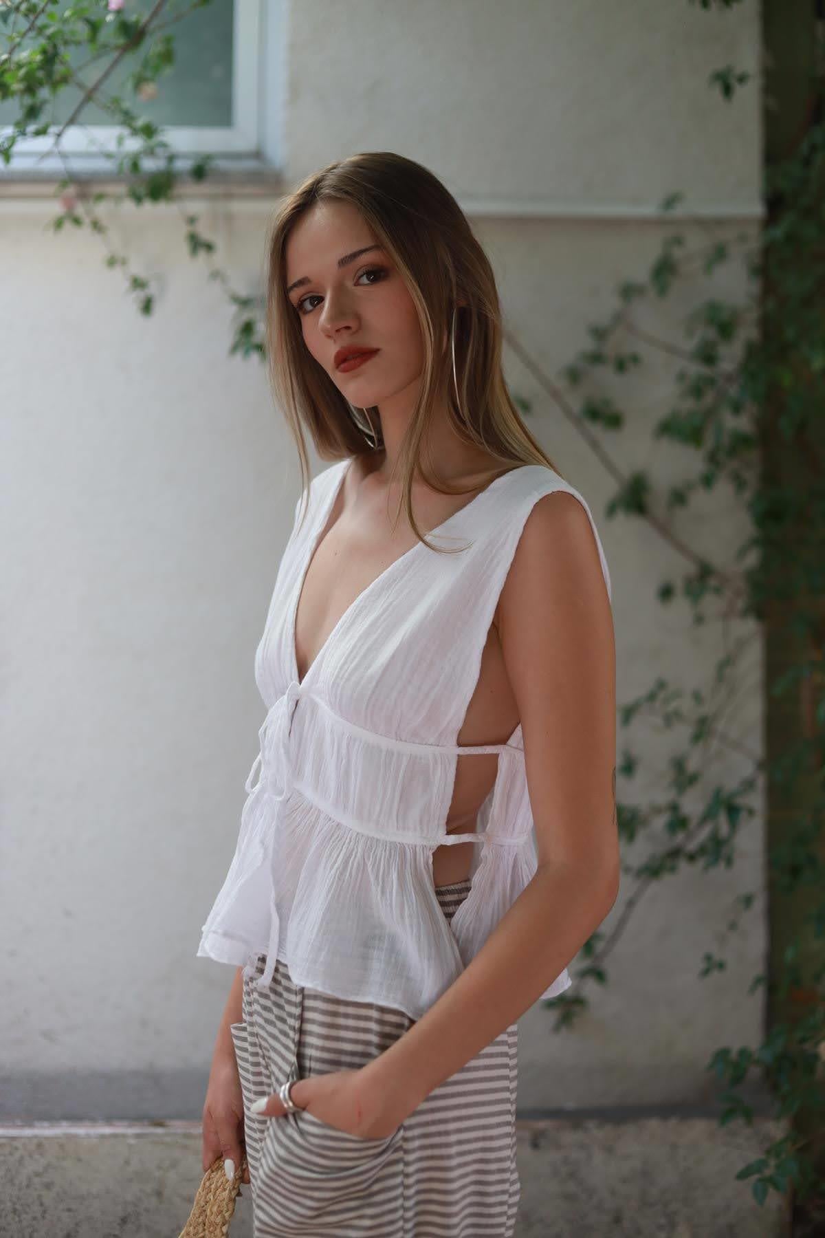 Beyaz Arkadan Bağlamalı Fırfırlı Crop Bluz