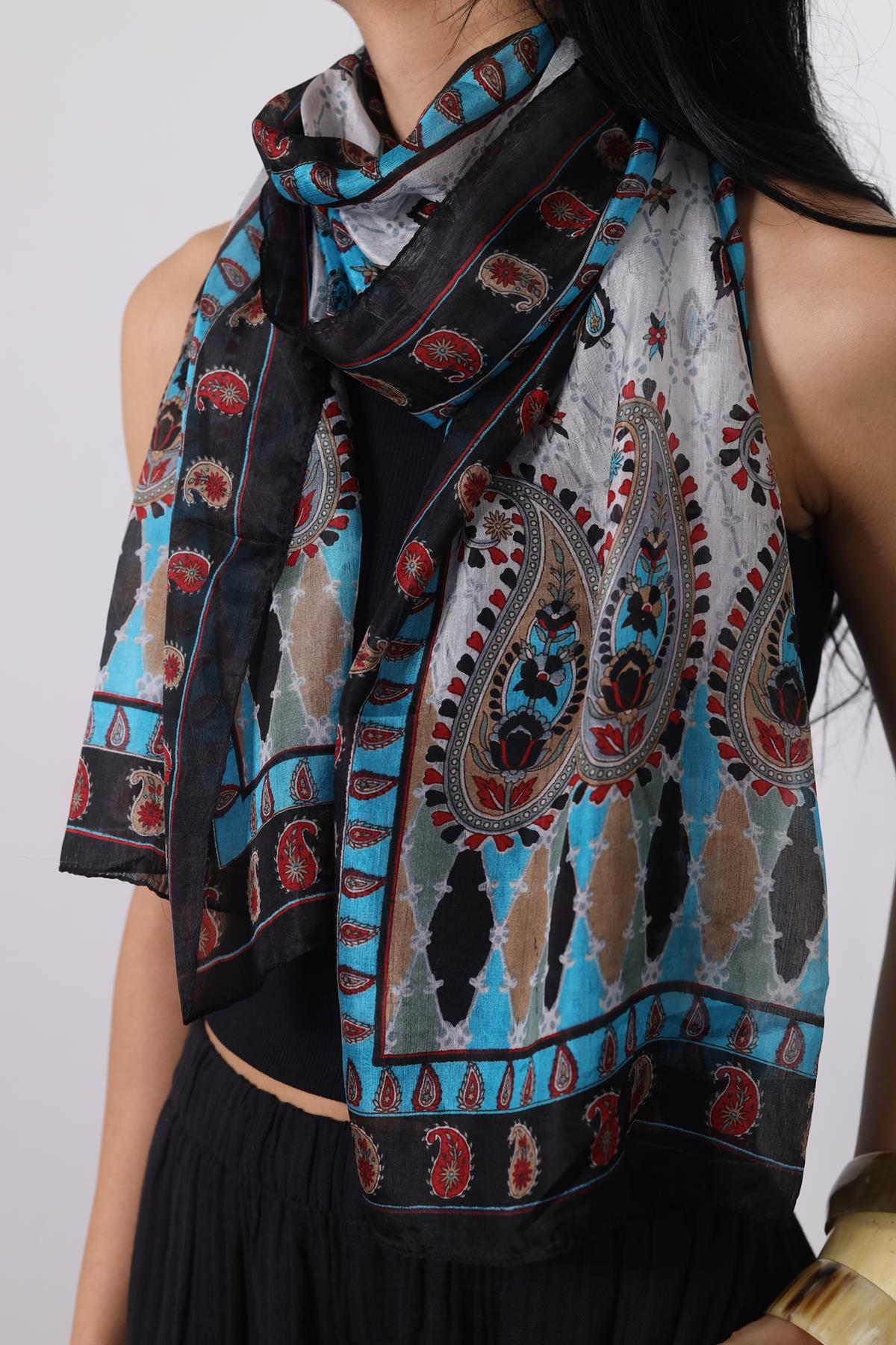 Siyah Desenli İpek Şal