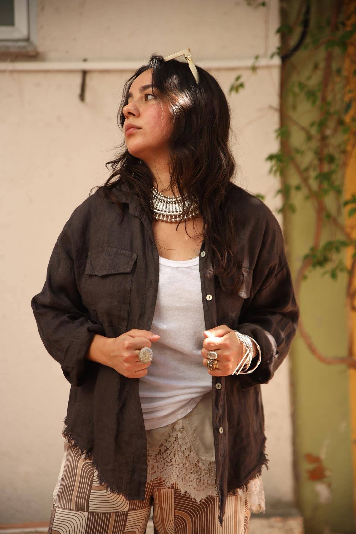 Kahverengi Cepleri Kapaklı Püsküllü Keten Gömlek