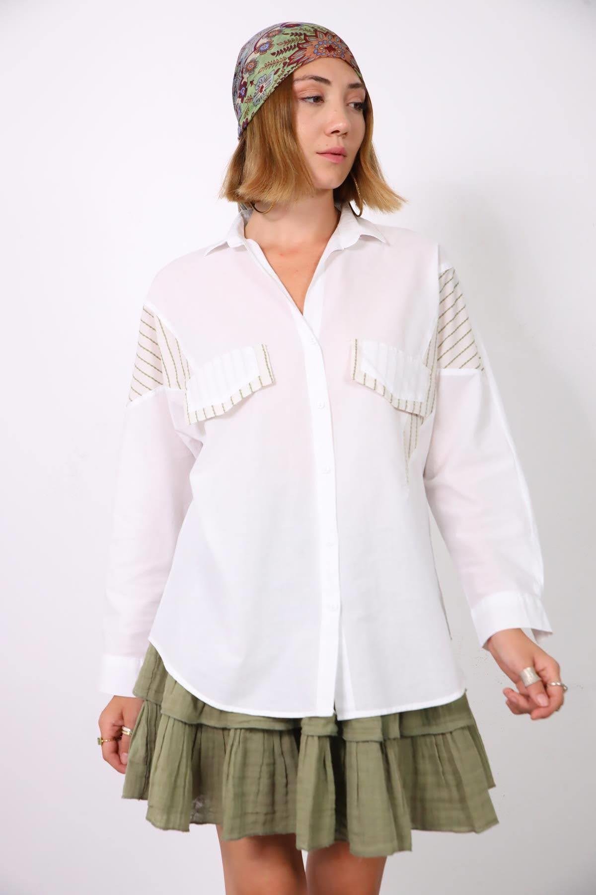  Beyaz Garni Detaylı Sahte Cep Kapaklı Gömlek