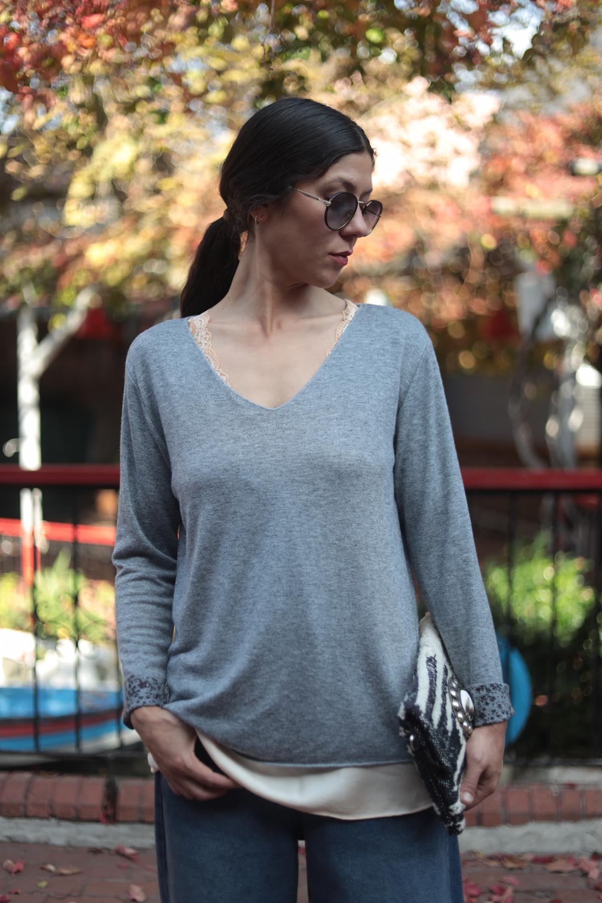 Gri V Yaka İçi Çiçek Desenli Triko Bluz