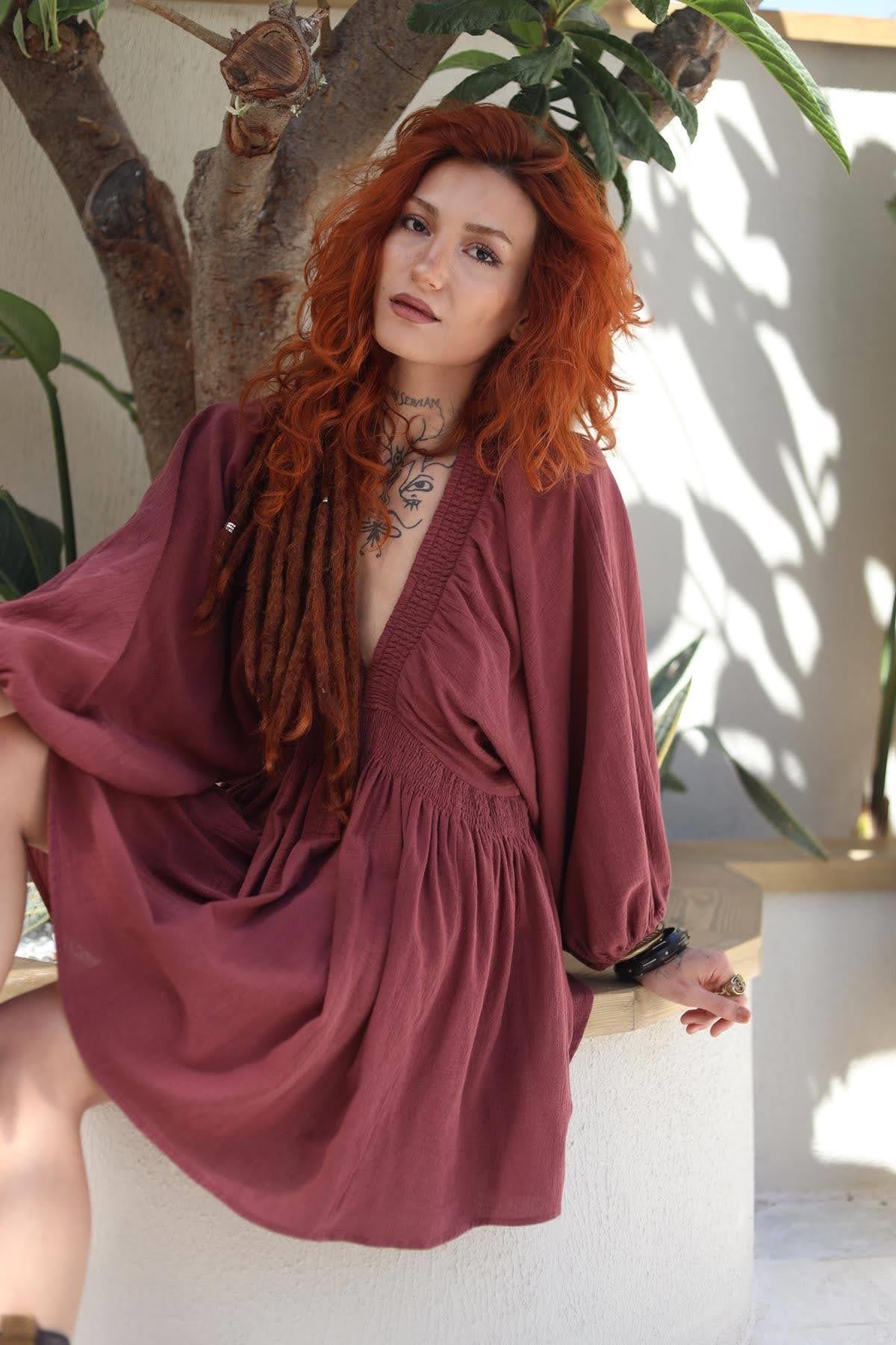 Bordo Beli ve Yakası Gipeli Kısa Elbise