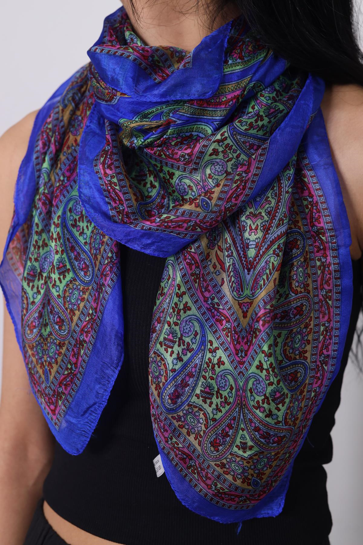 Saks Mavisi Desenli Kare İpek Şal