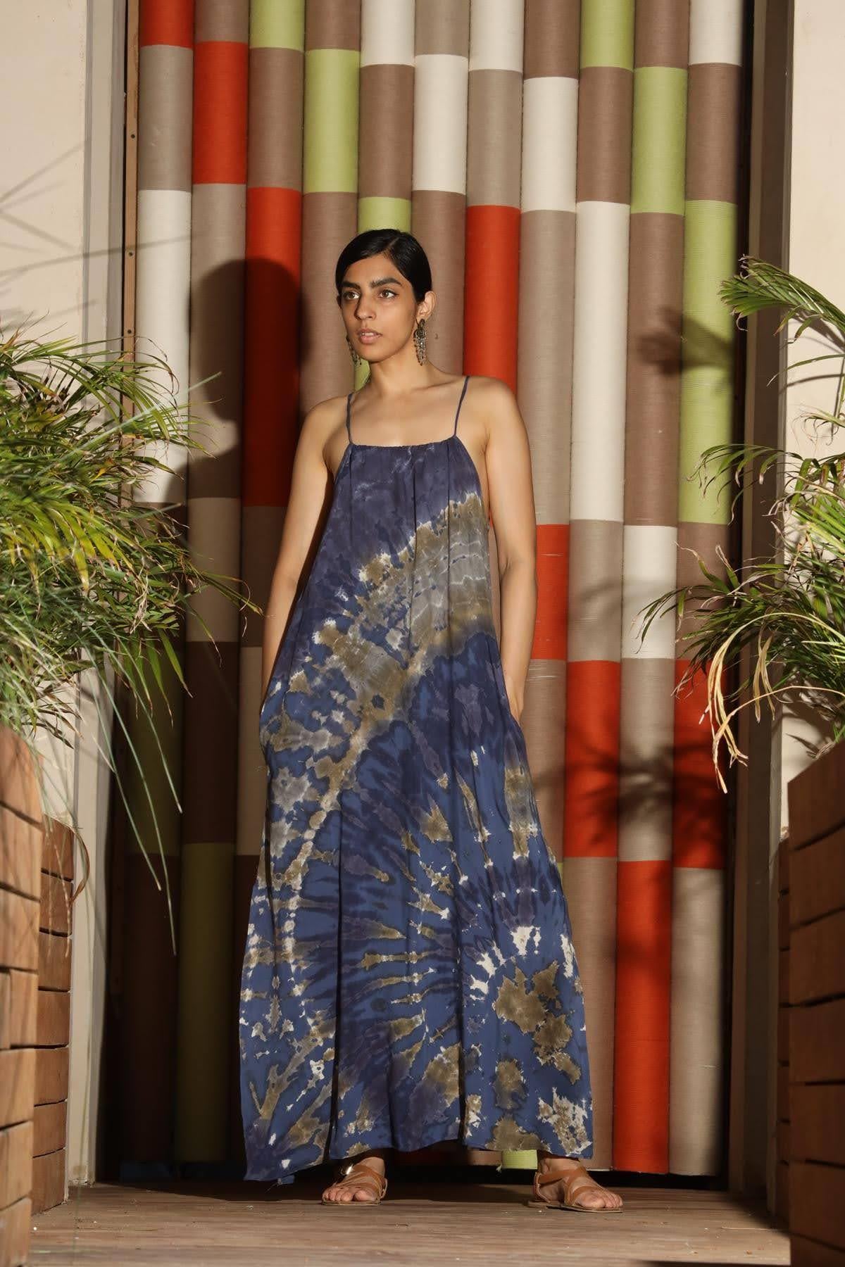 Lacivert Yanları Yırtmaçlı Askılı Batik Elbise