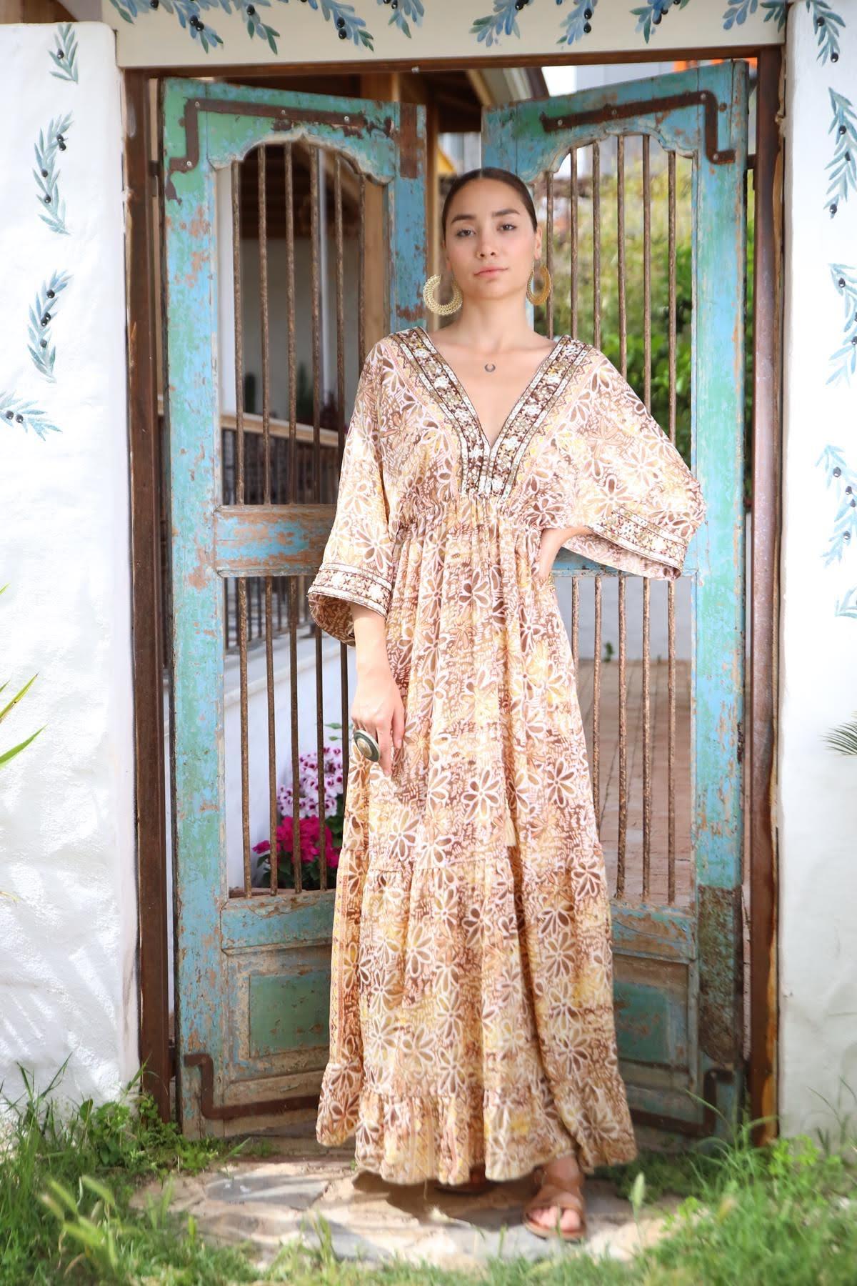 Kahverengi Püsküllü V Yaka İşlemeli Otantik İpek Elbise - Şaman Butik Kahverengi Püsküllü V Yaka İşlemeli Otantik İpek Elbise