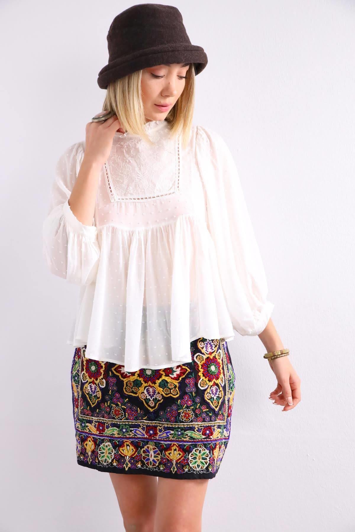 Beyaz İşlemeli Yakası Fırfırlı Bluz - Şaman Butik Beyaz İşlemeli Yakası Fırfırlı Bluz