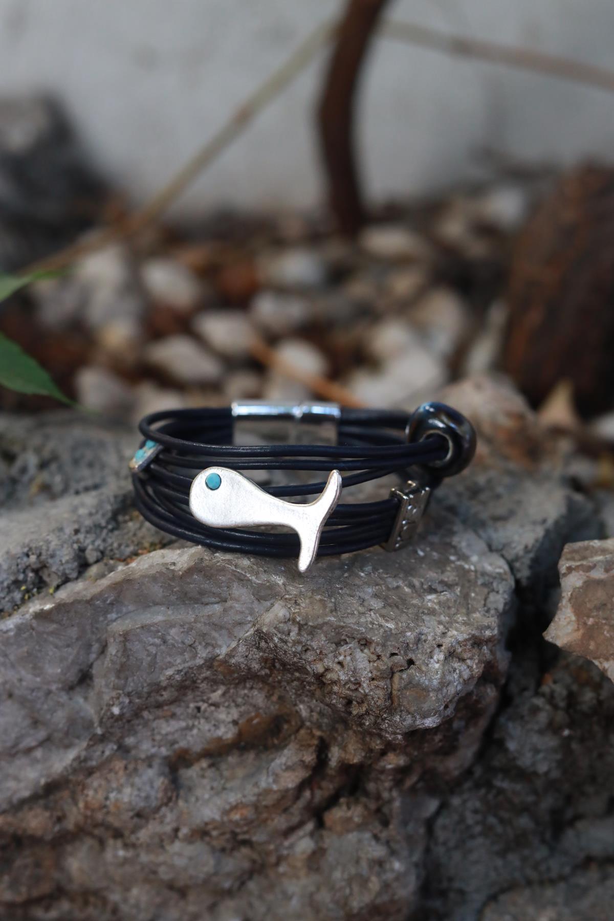 Balık Detaylı Gece Mavisi Deri Tasarım Bileklik