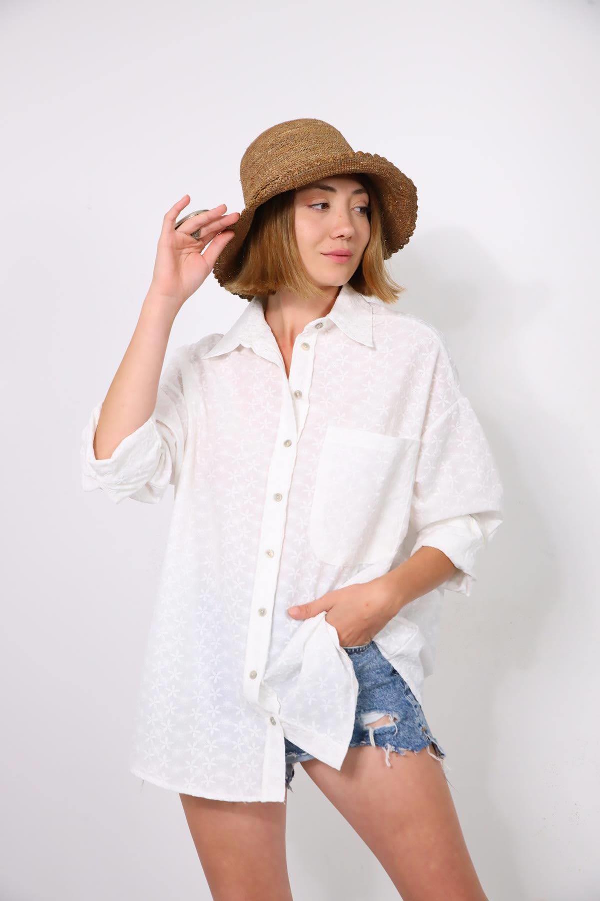  Beyaz Çiçek İşlemeli Büyük Cepli Gömlek