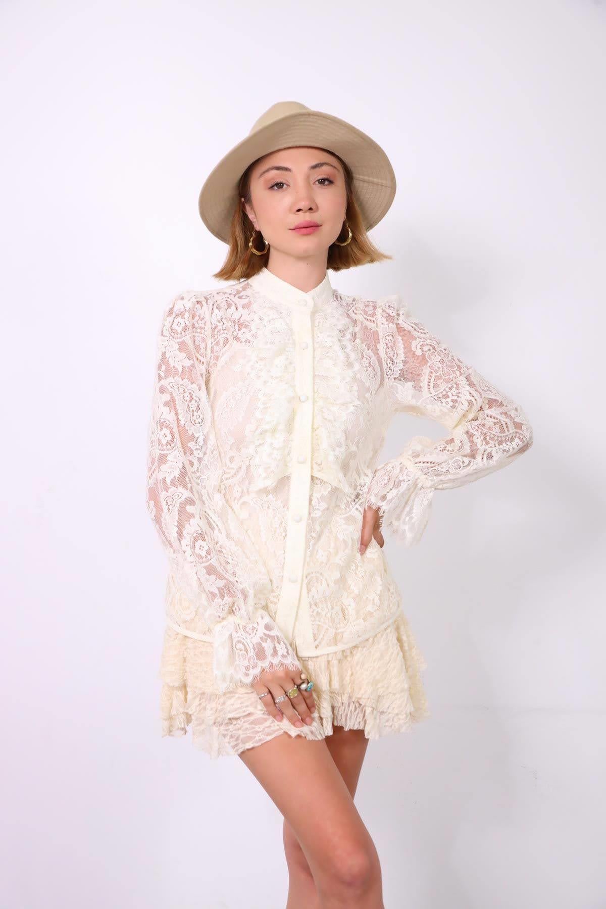 Ekru Kolları Büzgülü Volanlı Dantel Gömlek - Şaman Butik Ekru Kolları Büzgülü Volanlı Dantel Gömlek