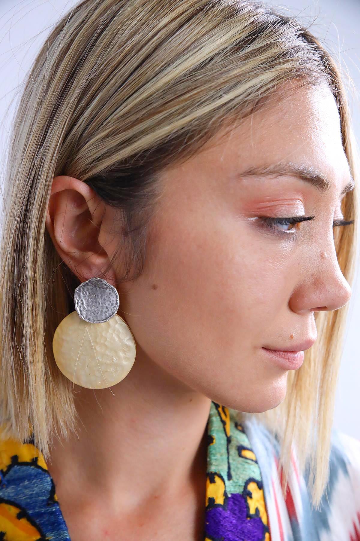  Dokulu Tasarım Kaplama Sallantılı Küpe