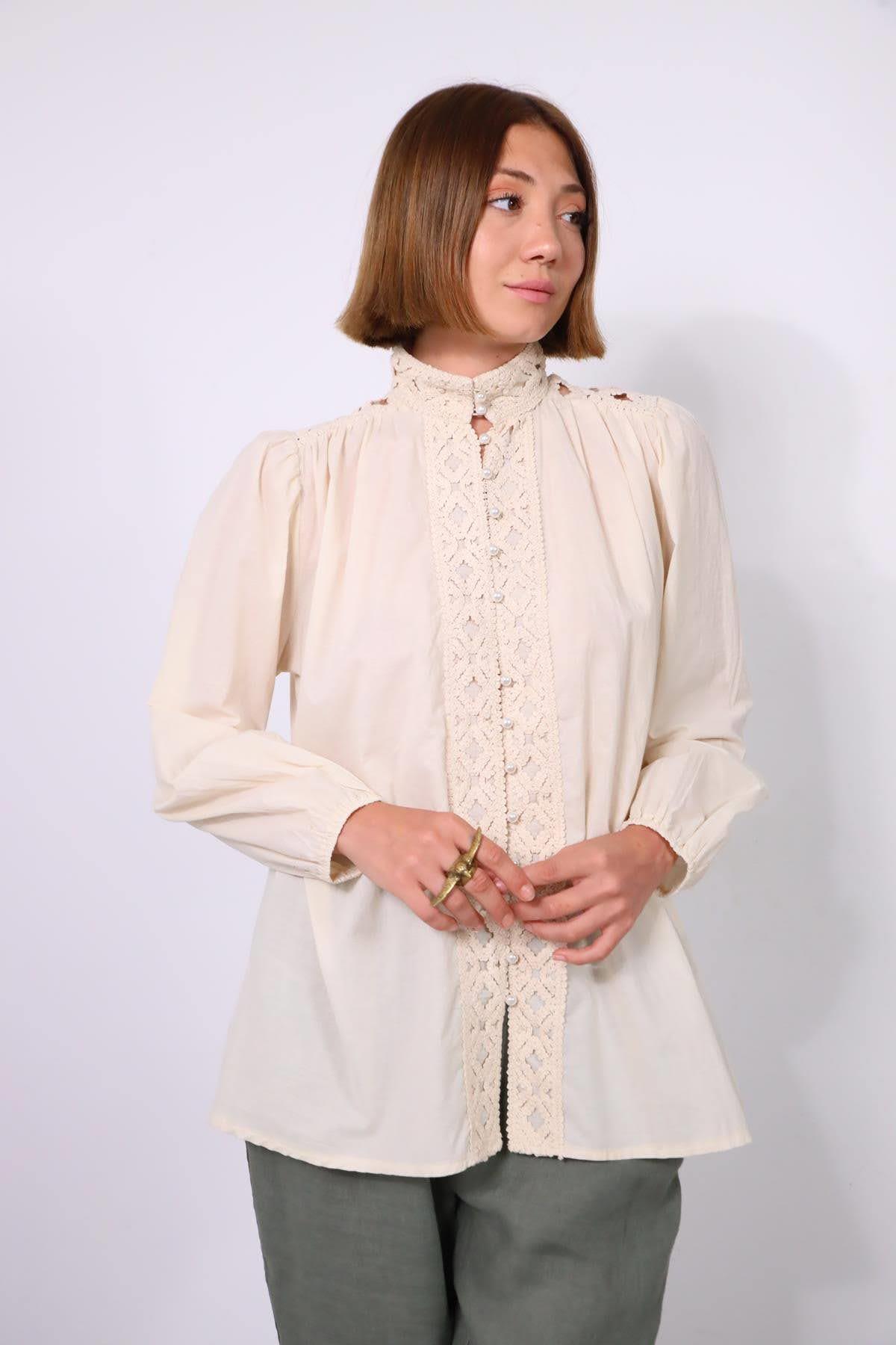  Krem Rengi İnci Düğmeli Dekolteli Dantelli Gömlek
