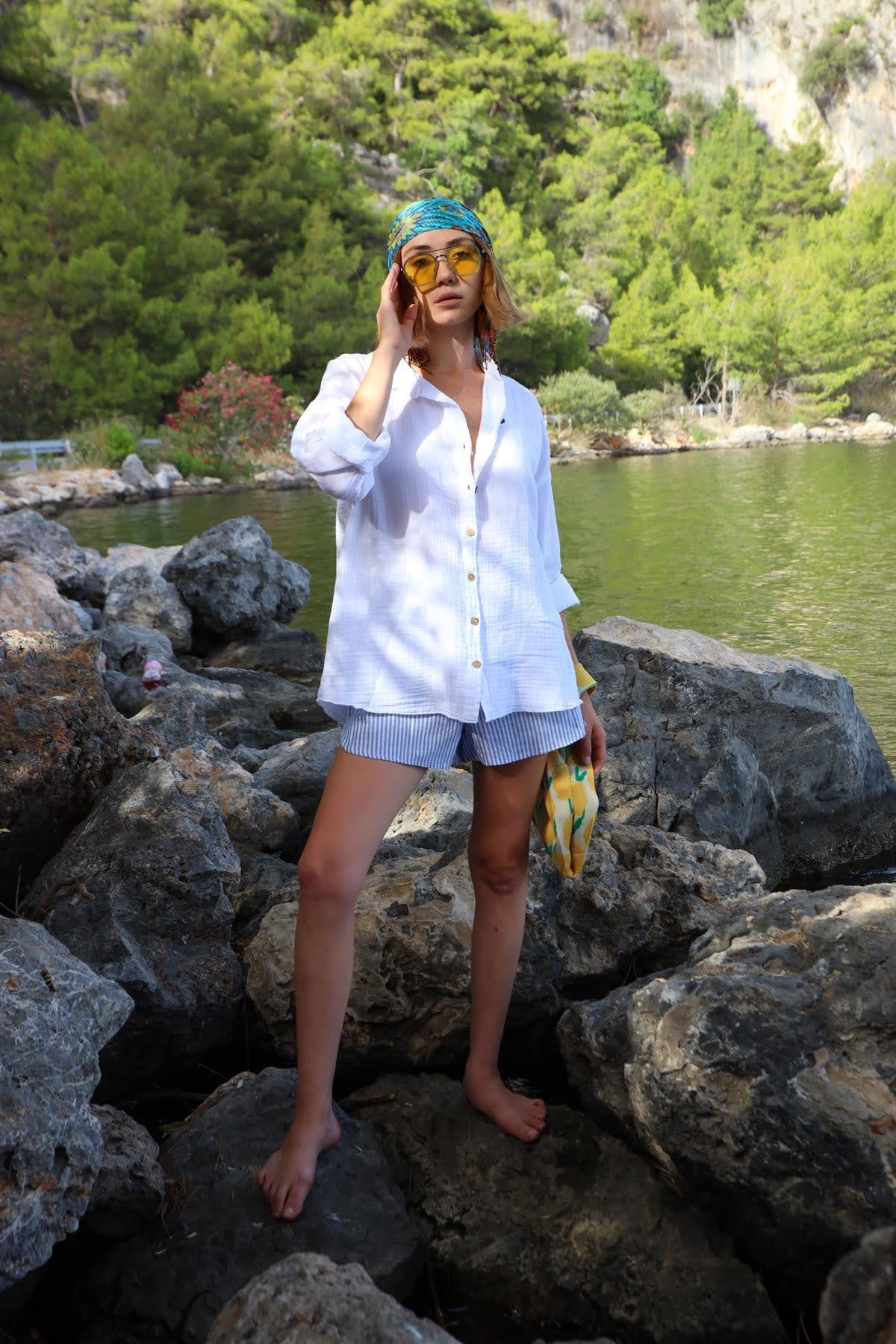  Beyaz Sırtı Püsküllü Gömlek