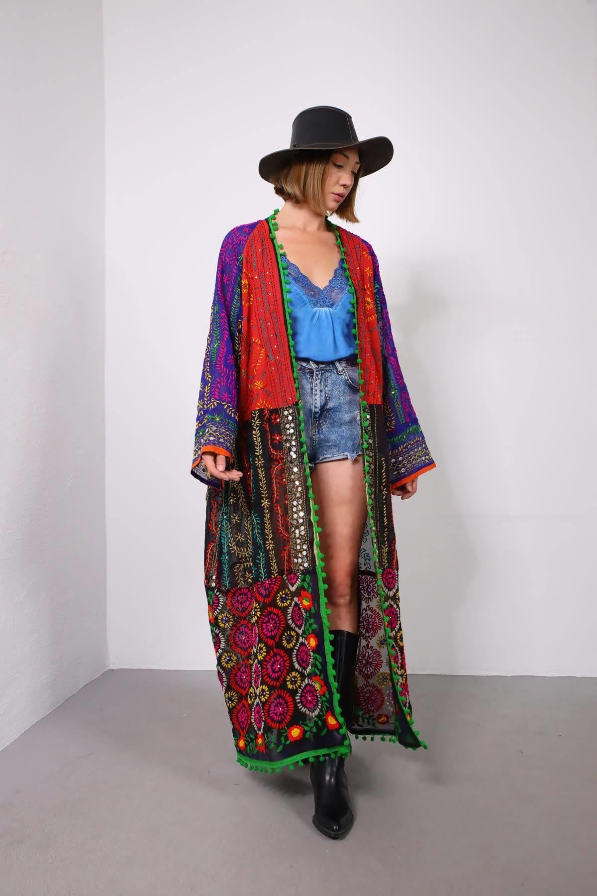 Renkli Pul İşlemeli Kenarları Ponponlu Bohem Kaftan - Şaman Butik Renkli Pul İşlemeli Kenarları Ponponlu Bohem Kaftan