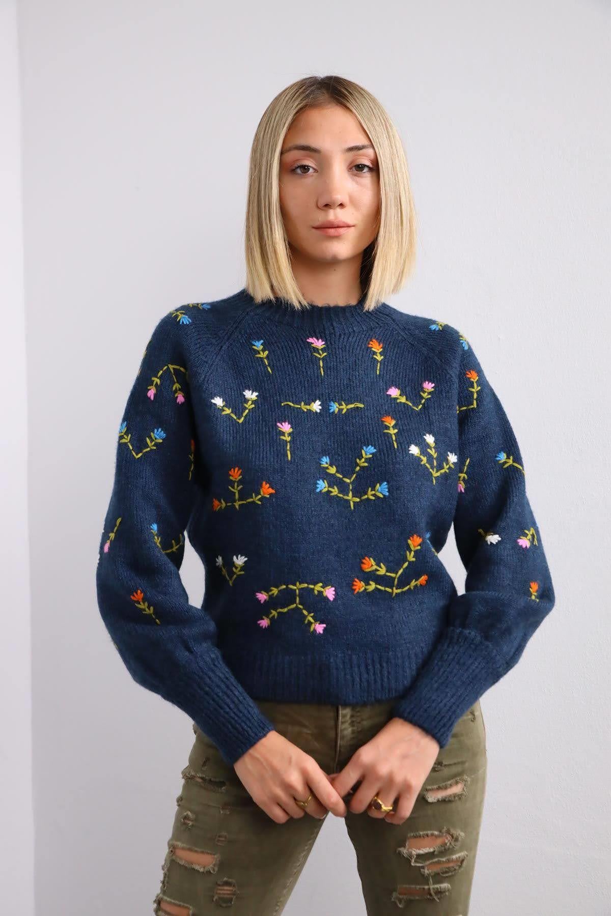 Lacivert Çiçek İşlemeli Kazak - Şaman Butik Lacivert Çiçek İşlemeli Kazak