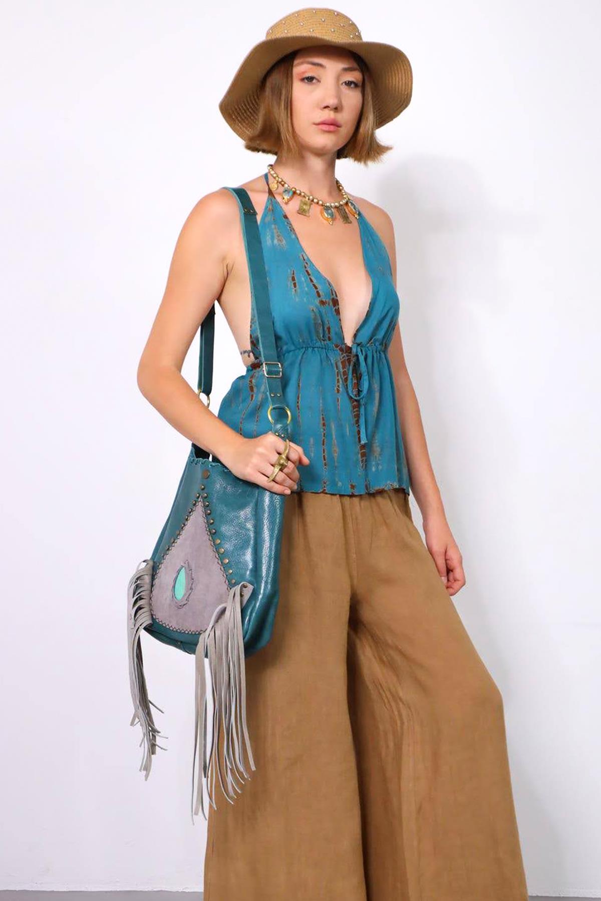  Petrol Mavisi Desenli Doğal Taş Detaylı Püsküllü Deri Çanta