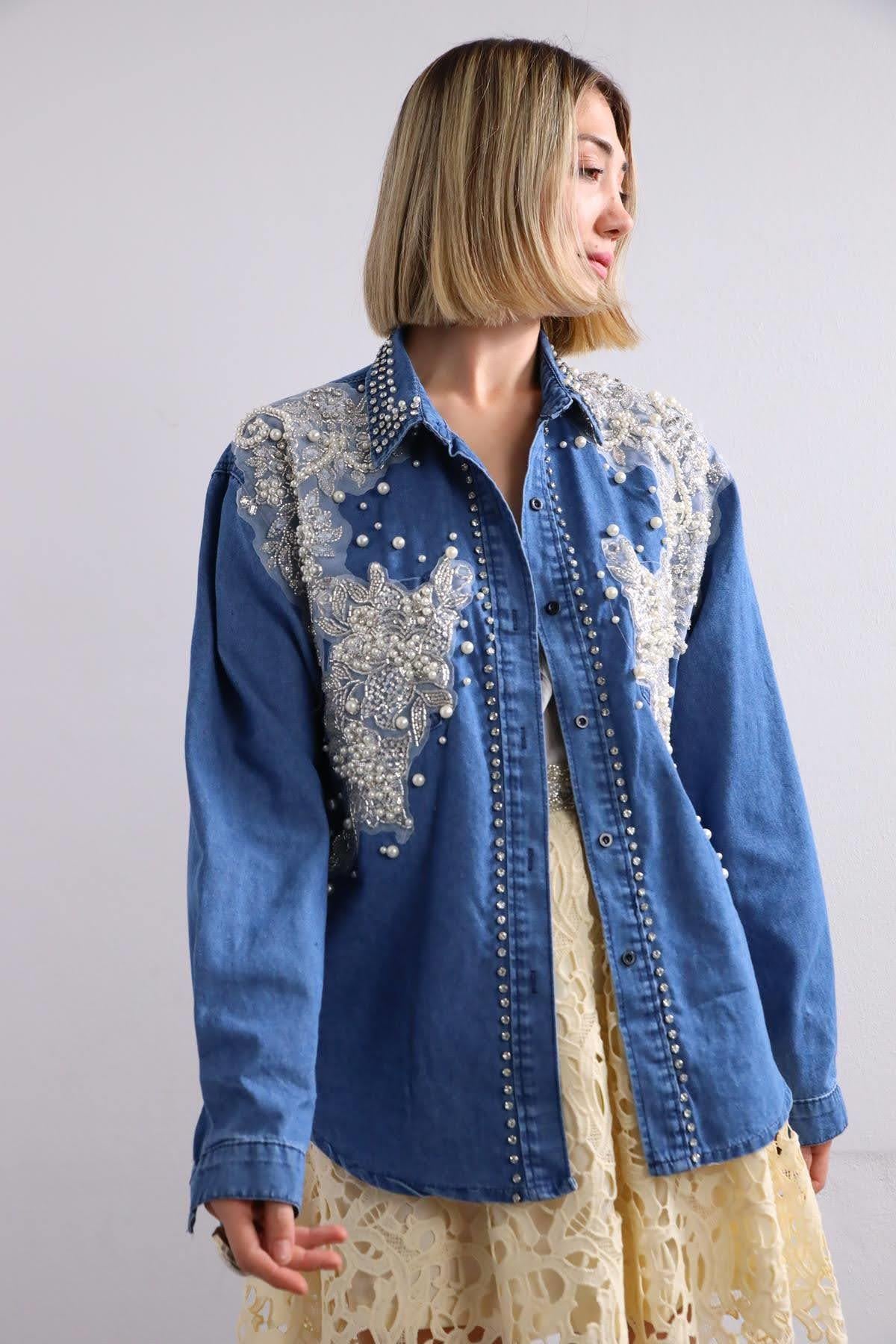 Mavi İnci İşlemeli Kristal Detaylı Kot Gömlek - Şaman Butik Mavi İnci İşlemeli Kristal Detaylı Kot Gömlek