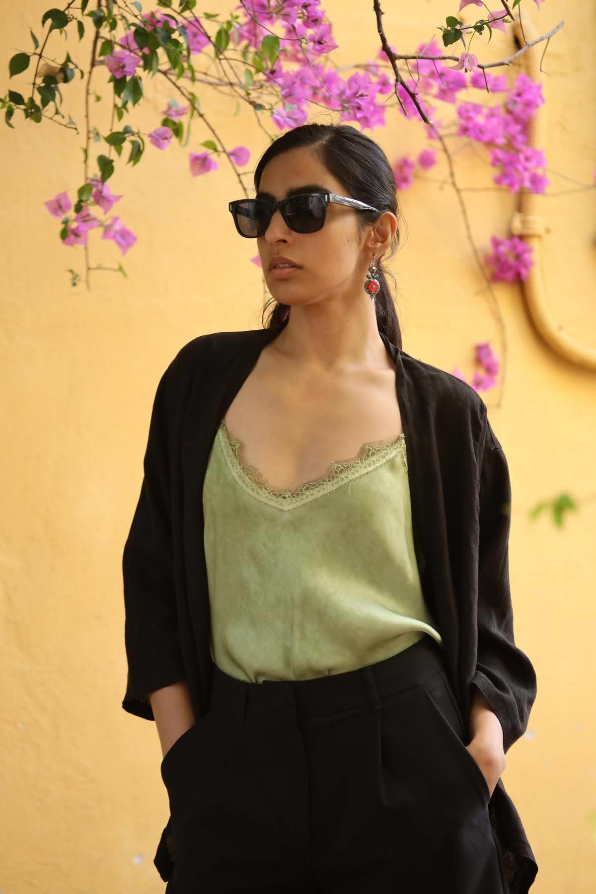 Siyah Asimetrik Kesim Kısa Keten Ceket