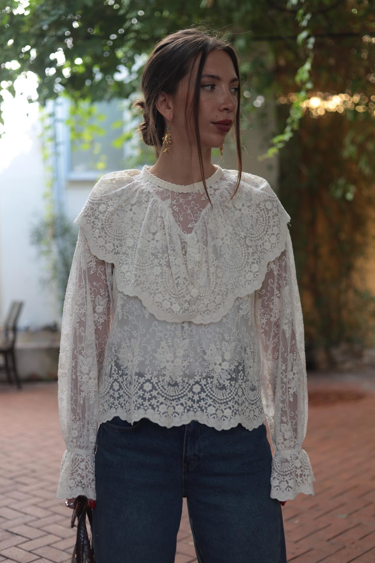 Krem Rengi Yakası Volanlı Güpür Bluz