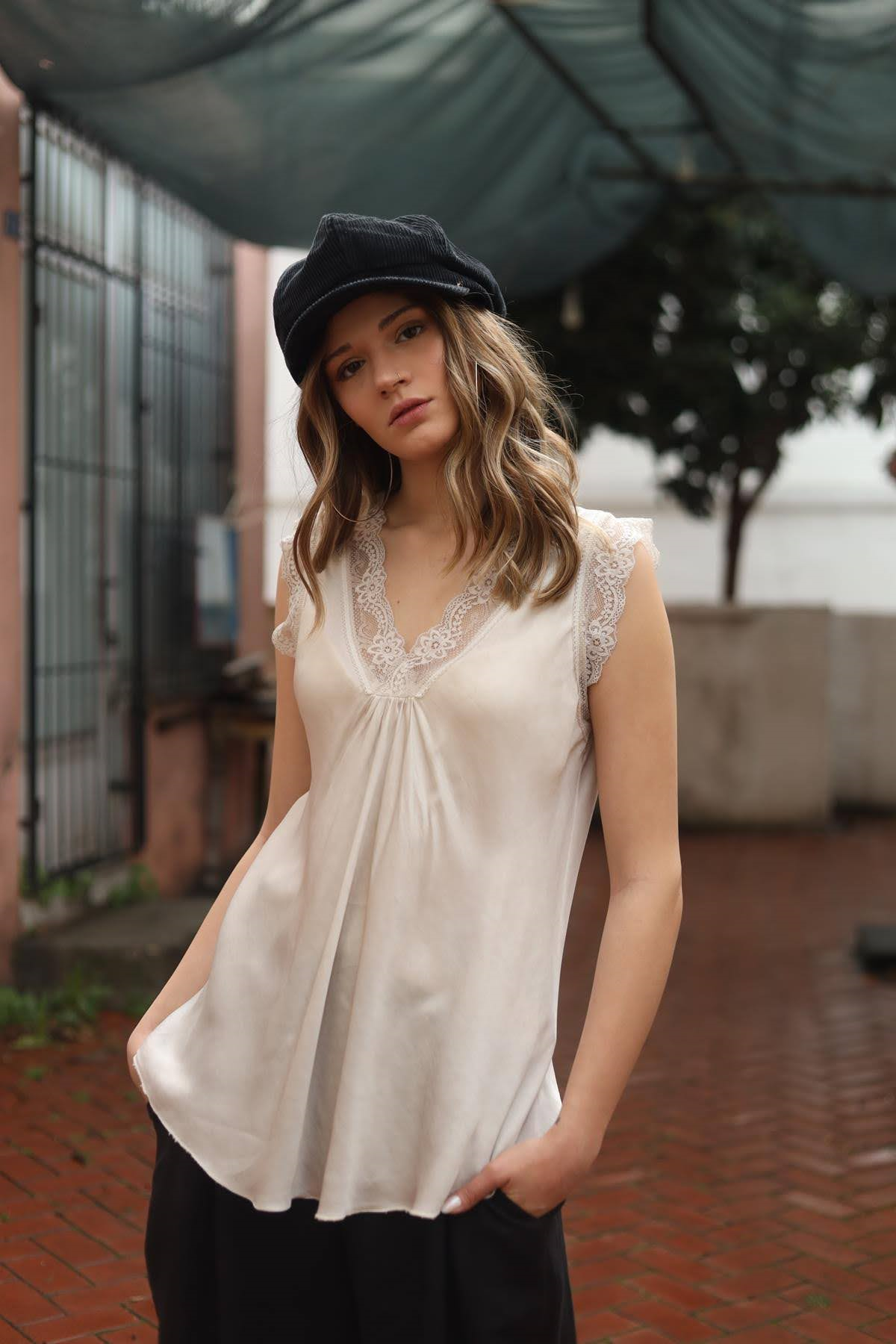 Ekru Dantel Detaylı Kolsuz Bluz