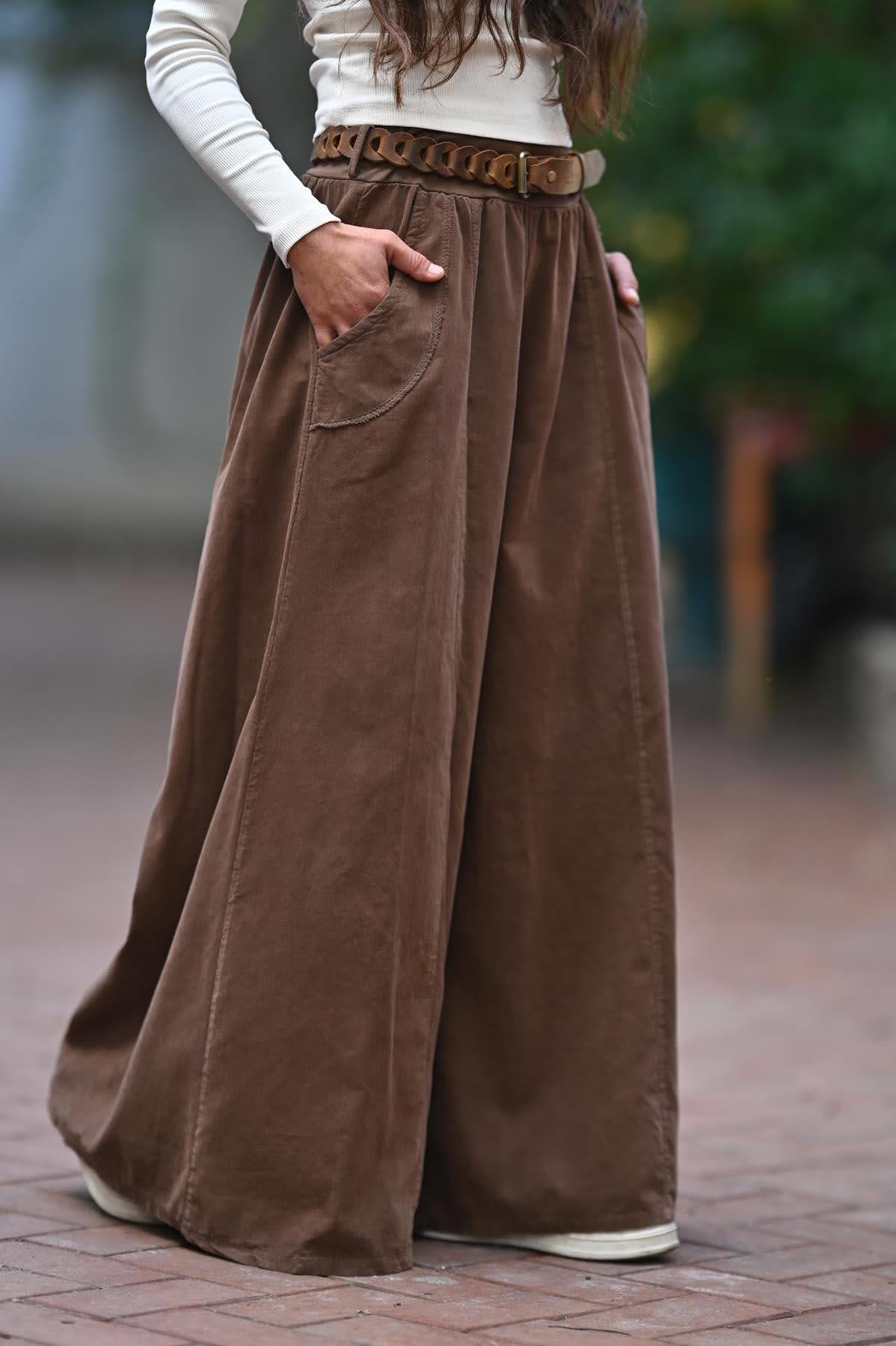 Kahverengi Cebi Dikiş Detaylı Kadife Pantolon