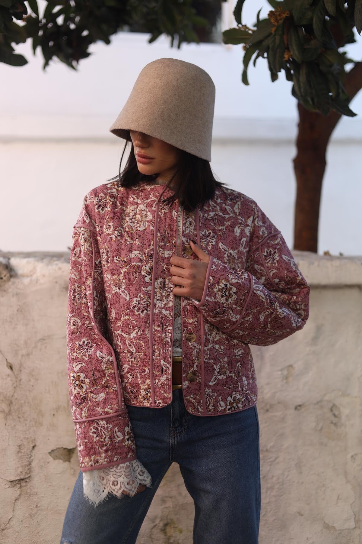 Pembe Desenli Hakim Yaka Kapitone Ceket