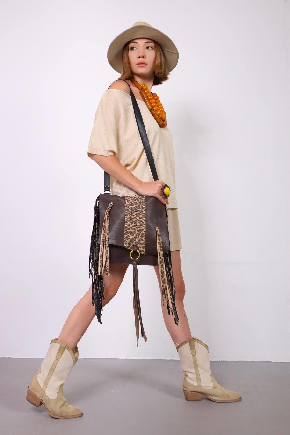 Kahverengi Leopar Desenli Püsküllü Zımbalı Deri Çanta - Şaman Butik Kahverengi Leopar Desenli Püsküllü Zımbalı Deri Çanta