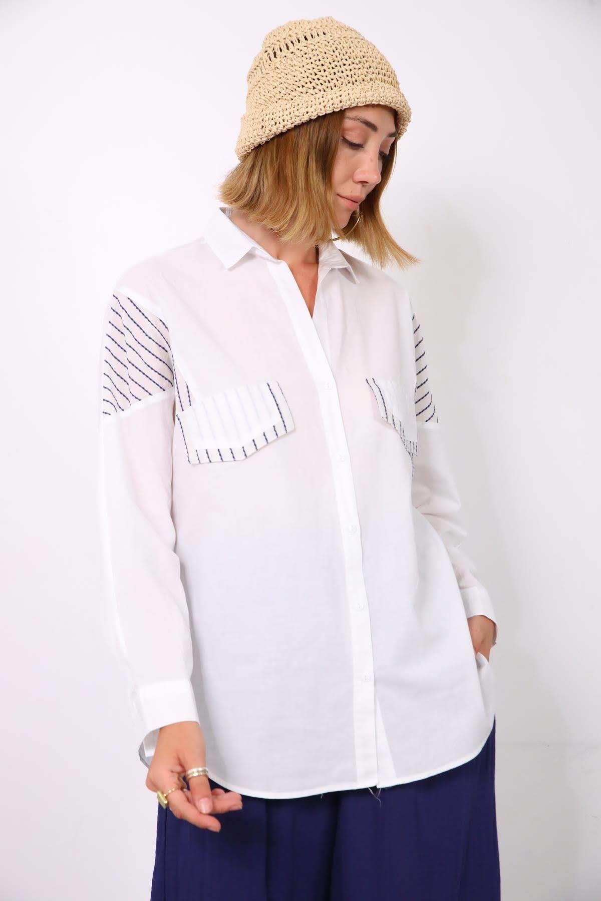  Beyaz Lacivert Garni Detaylı Sahte Cep Kapaklı Gömlek