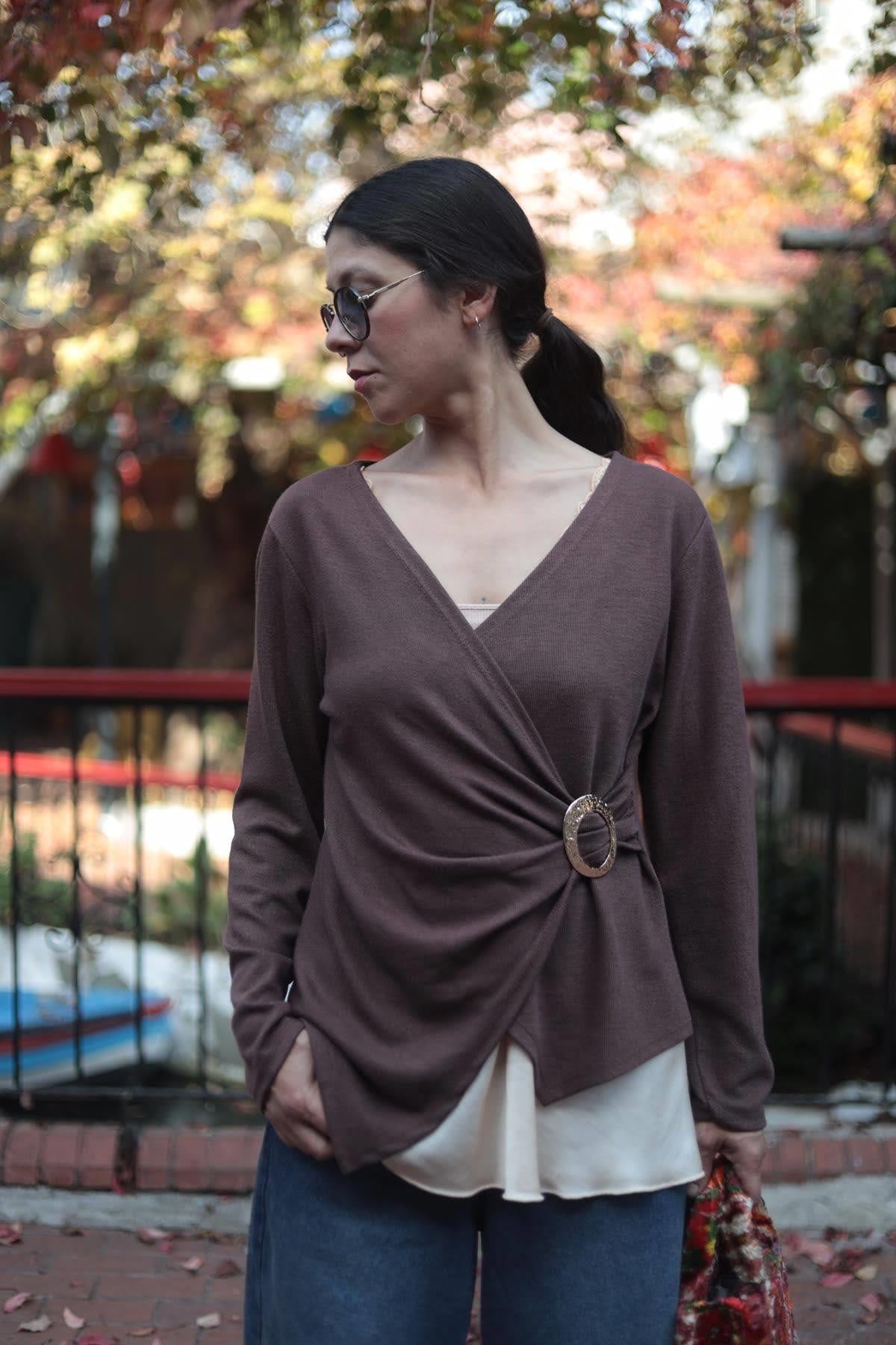 Kahverengi Kruvaze Yaka Tokalı Triko Bluz