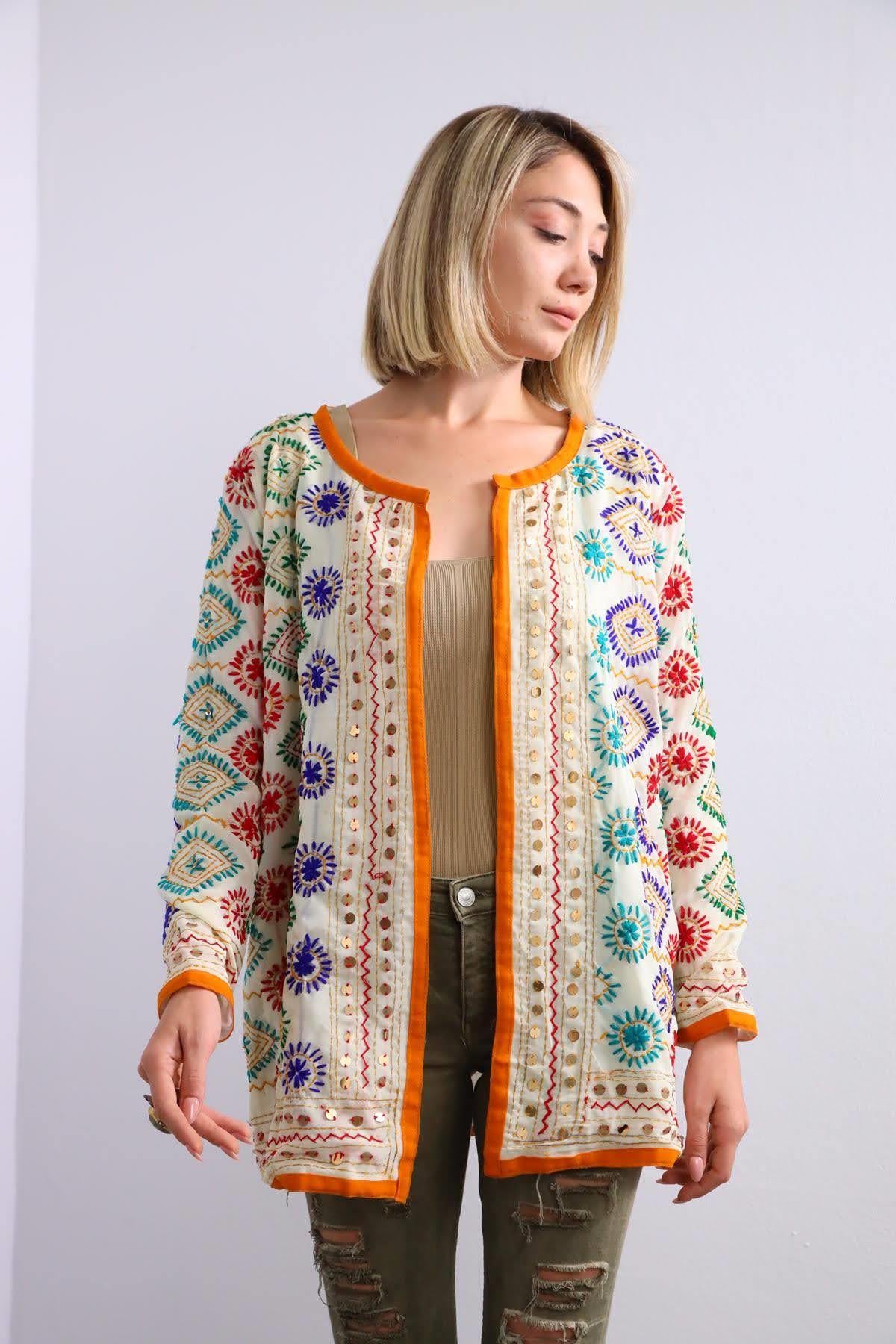  Ekru İşlemeli Bohem Kısa Ceket