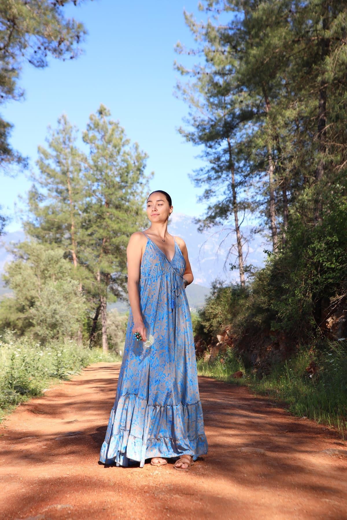  Mavi Arkası Fırfırlı Askılı İpek Elbise