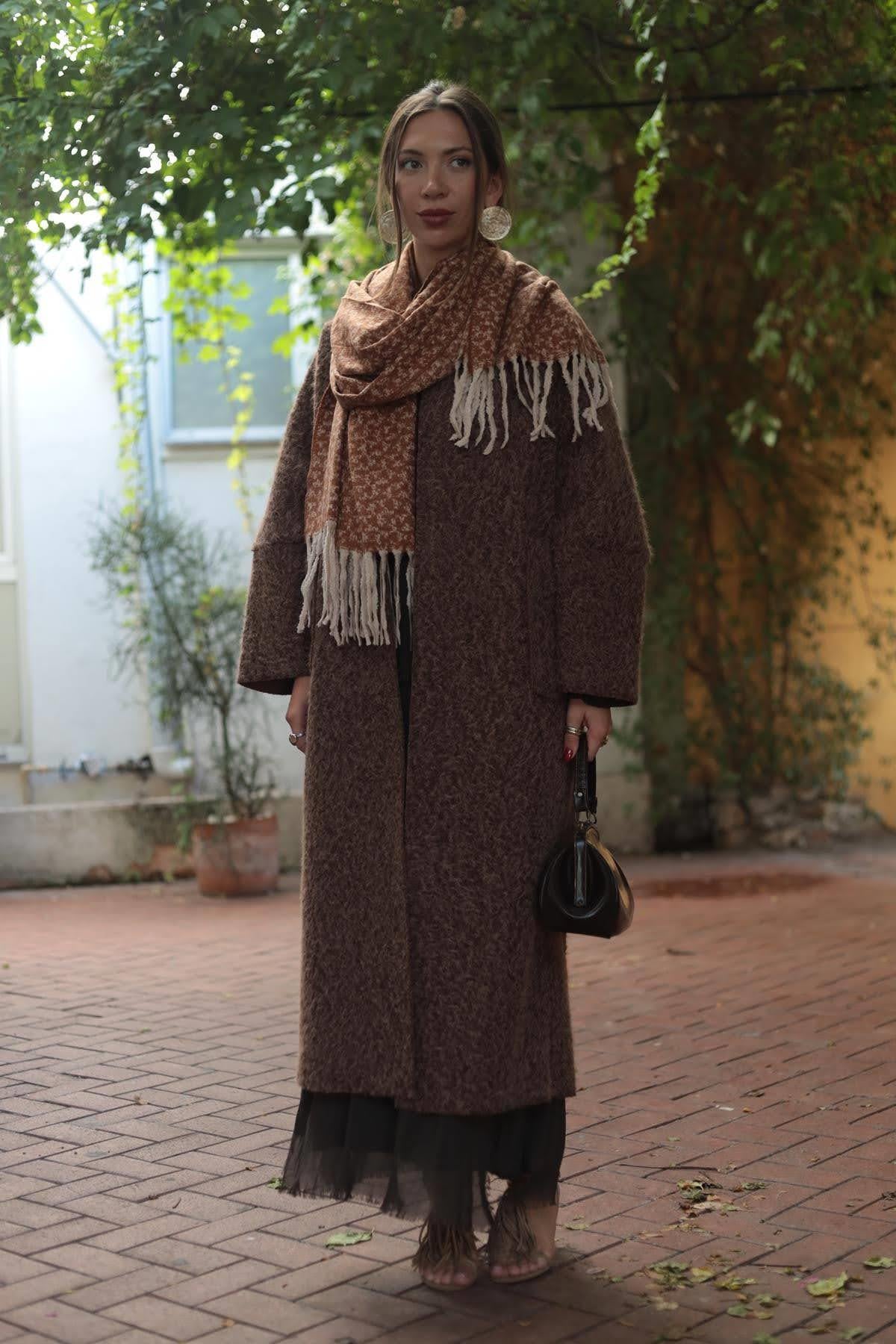 Kahverengi Dikiş Detaylı Keçe Kaban