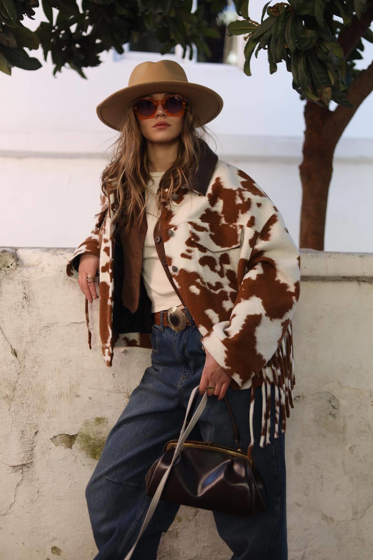 Kahverengi Kolları ve Sırtı Püsküllü Keçe Ceket