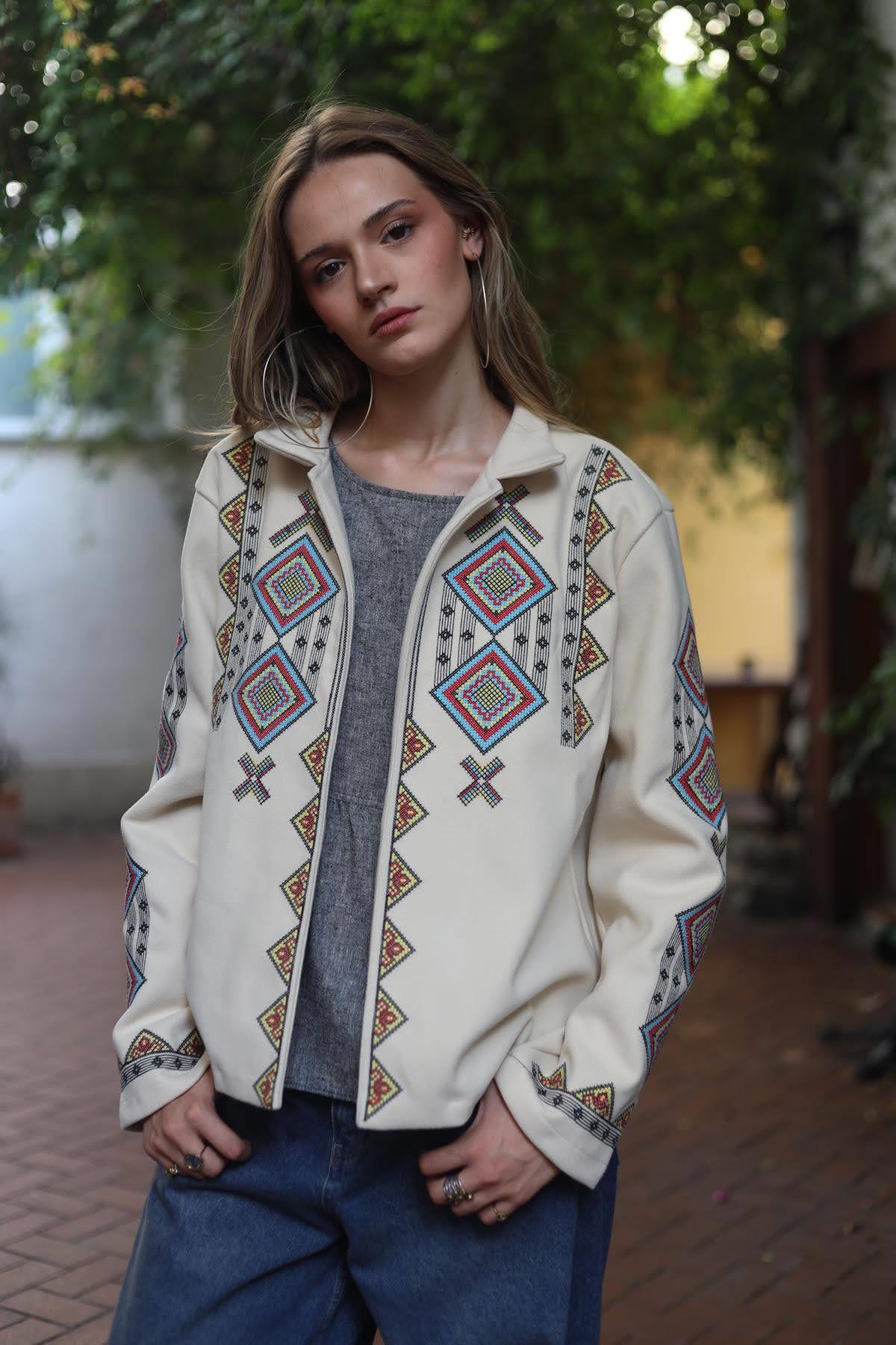 Krem Rengi Kanaviçe İşlemeli Kaşe Ceket