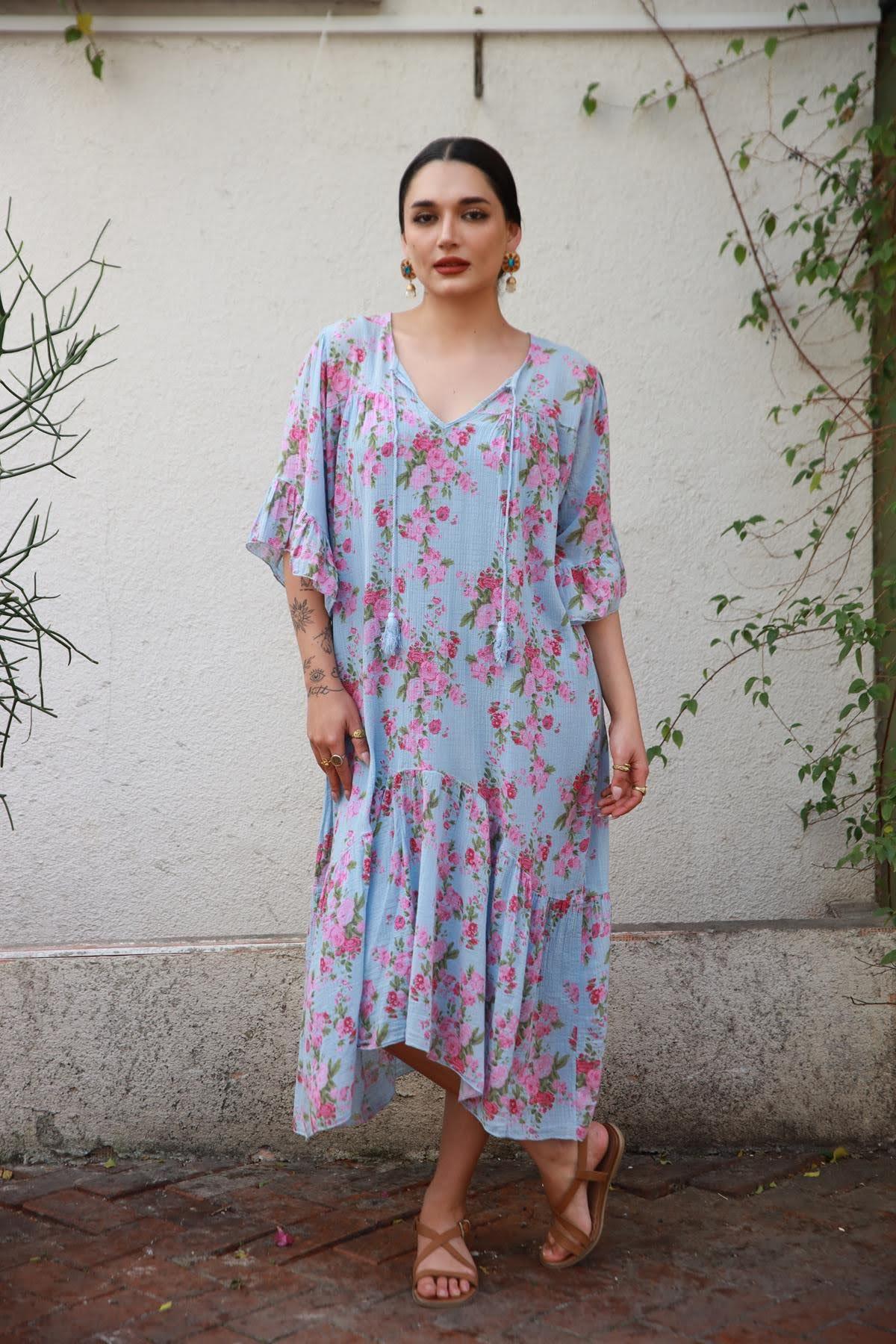 Mavi Yakası Püsküllü Kolları Volanlı Çiçek Desenli Elbise