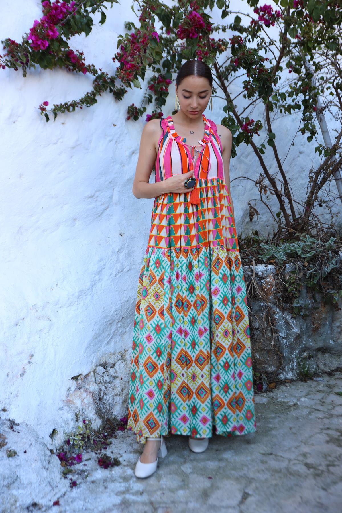  Pembe Halter Yaka Desenli Elbise