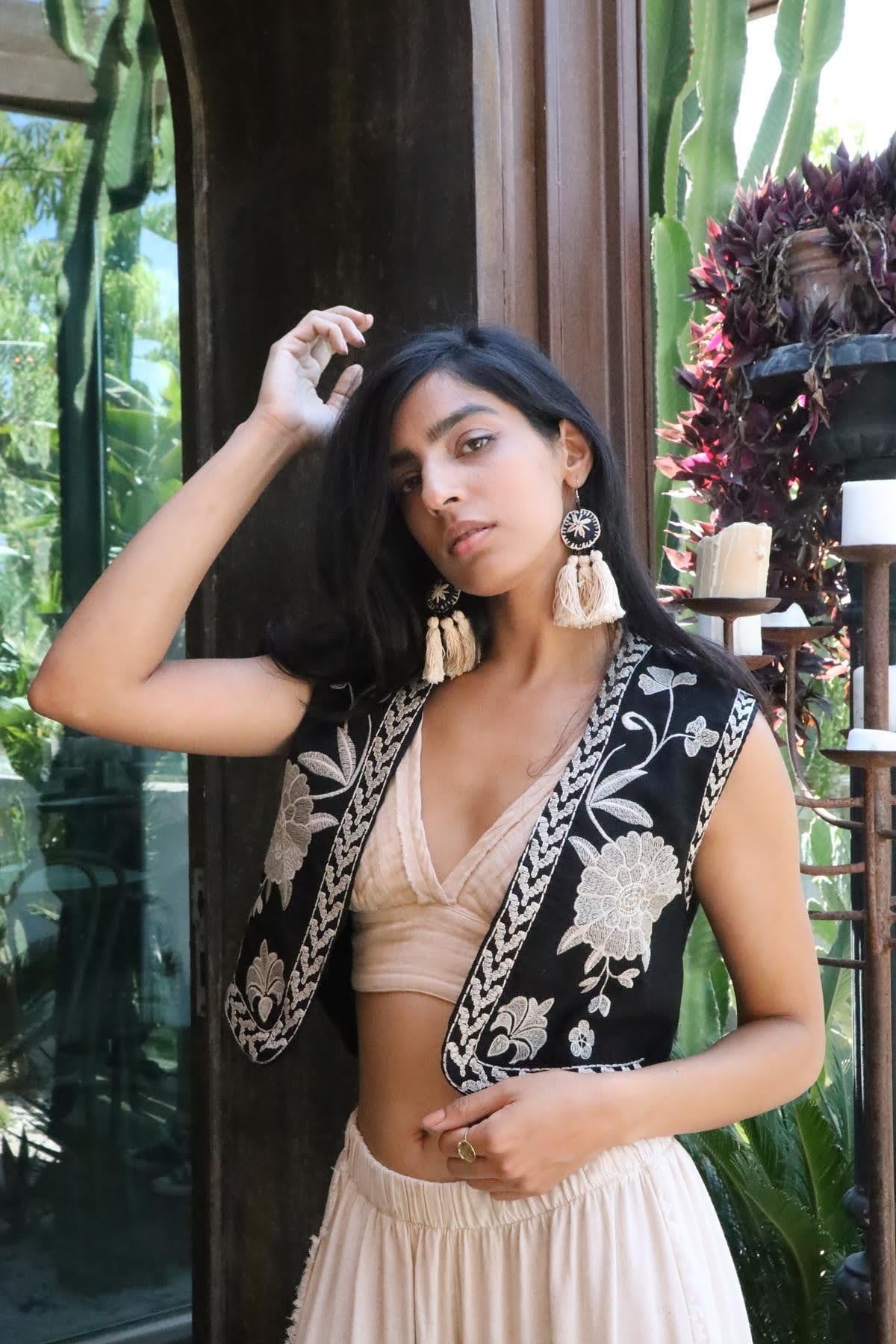  Siyah Nakış İşlemeli Yelek