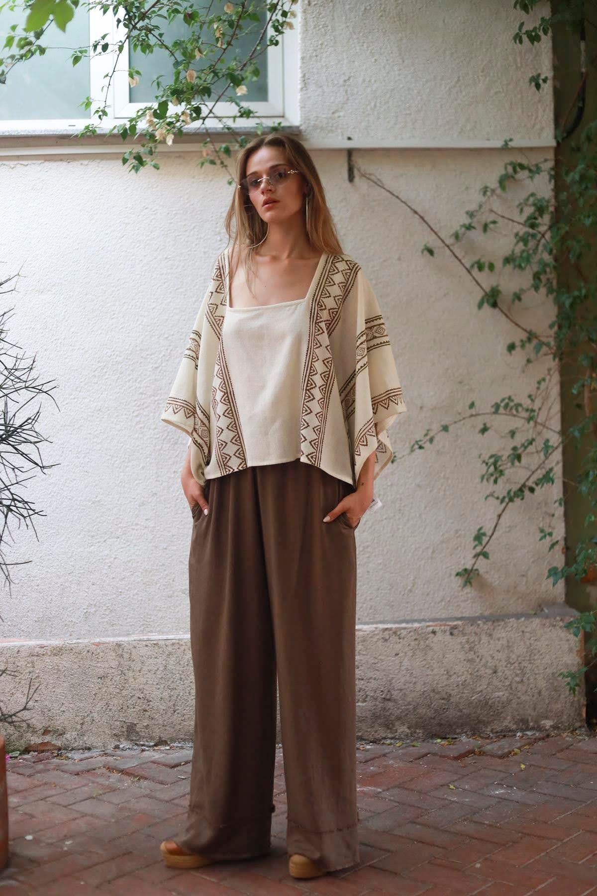 Ekru Kare Yaka Otantik Desenli Salaş Bluz