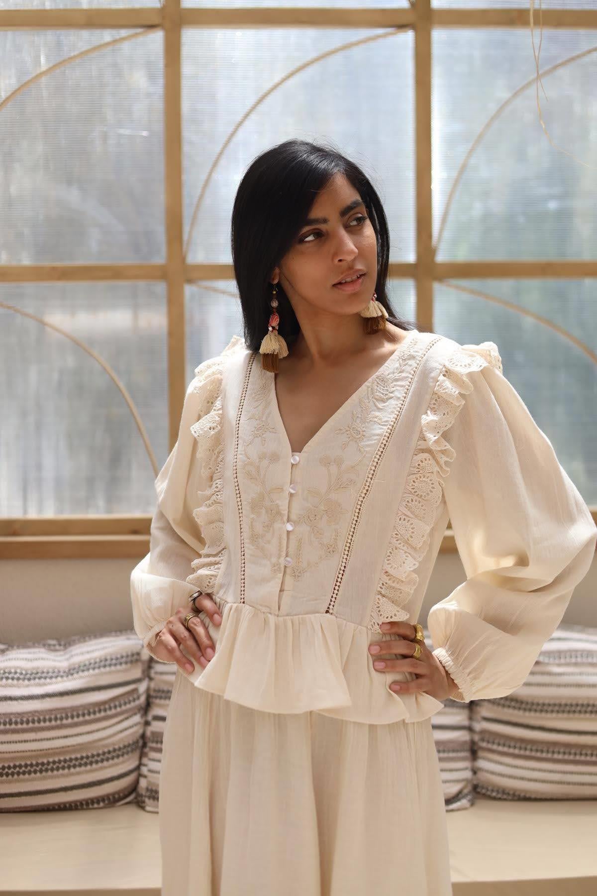 Bej V Yaka Düğmeli İşlemeli Güpürlü Bluz